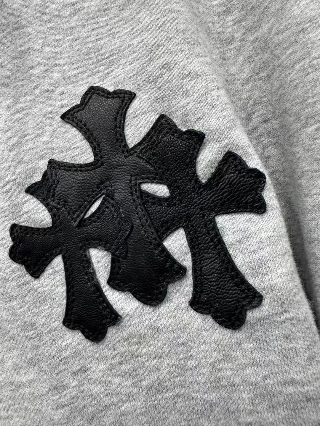 Кожаная нашивка в виде креста на толстовке Chrome Hearts
