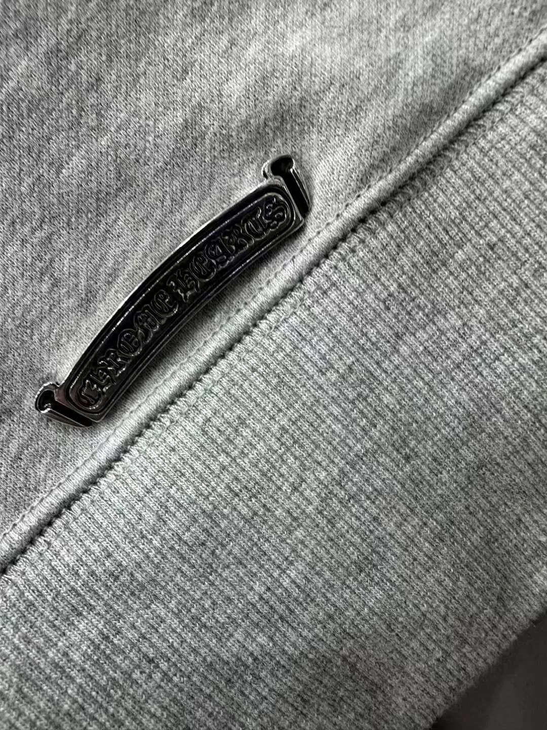 Металлическая пластина с логотипом Chrome Hearts на подоле