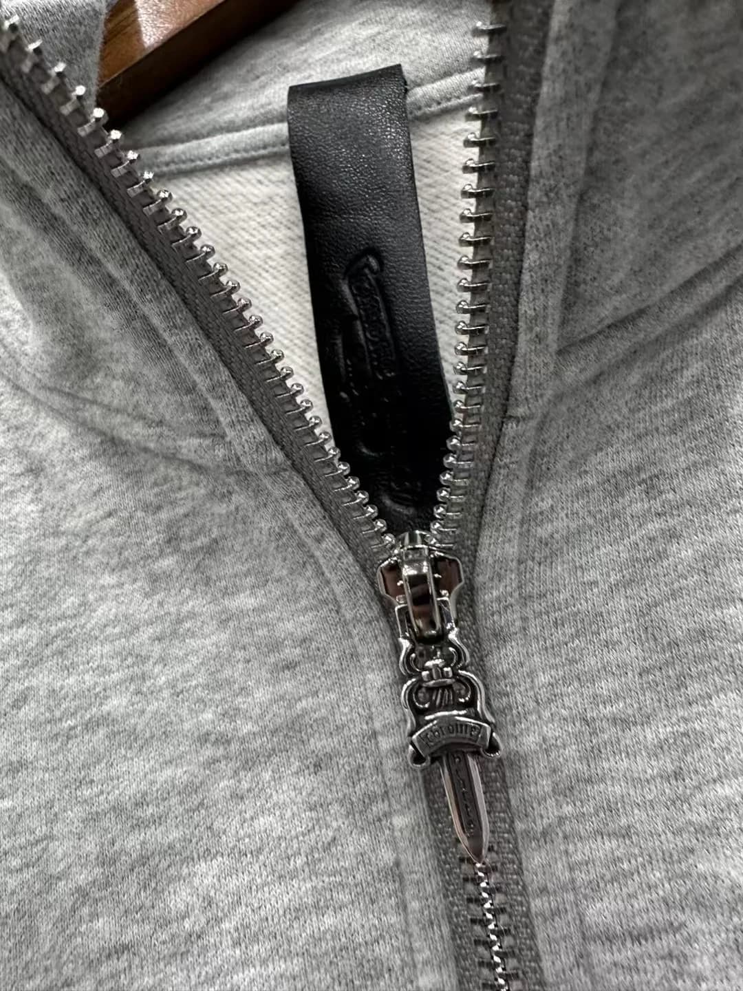 Застежка-молния с пуллером-кинжалом на воротнике толстовки Chrome Hearts