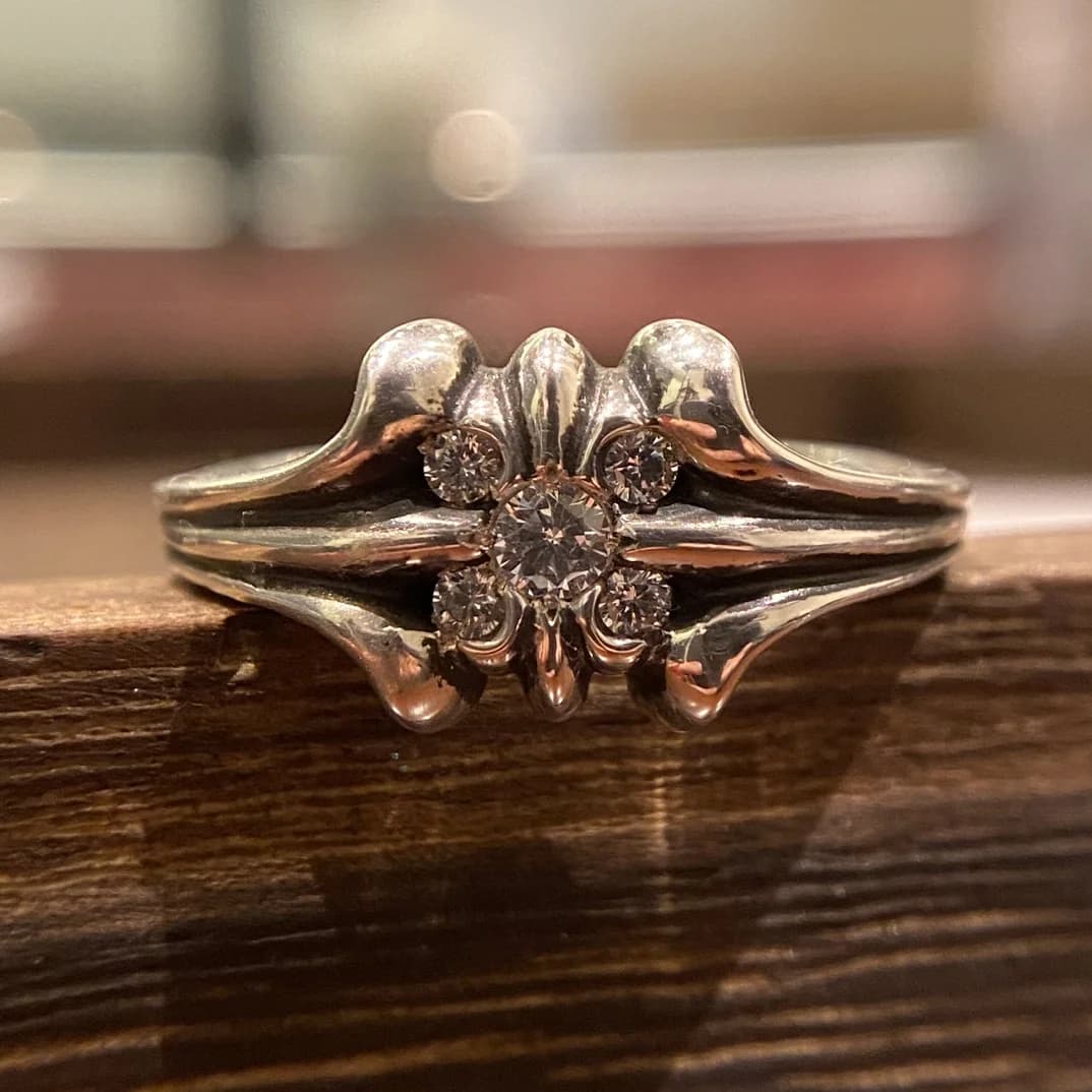 Серебряное кольцо Chrome Hearts с камнями, вид спереди