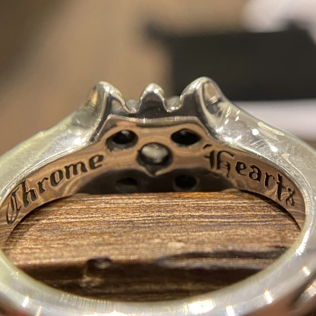 Внутренняя гравировка Chrome Hearts на шинке кольца