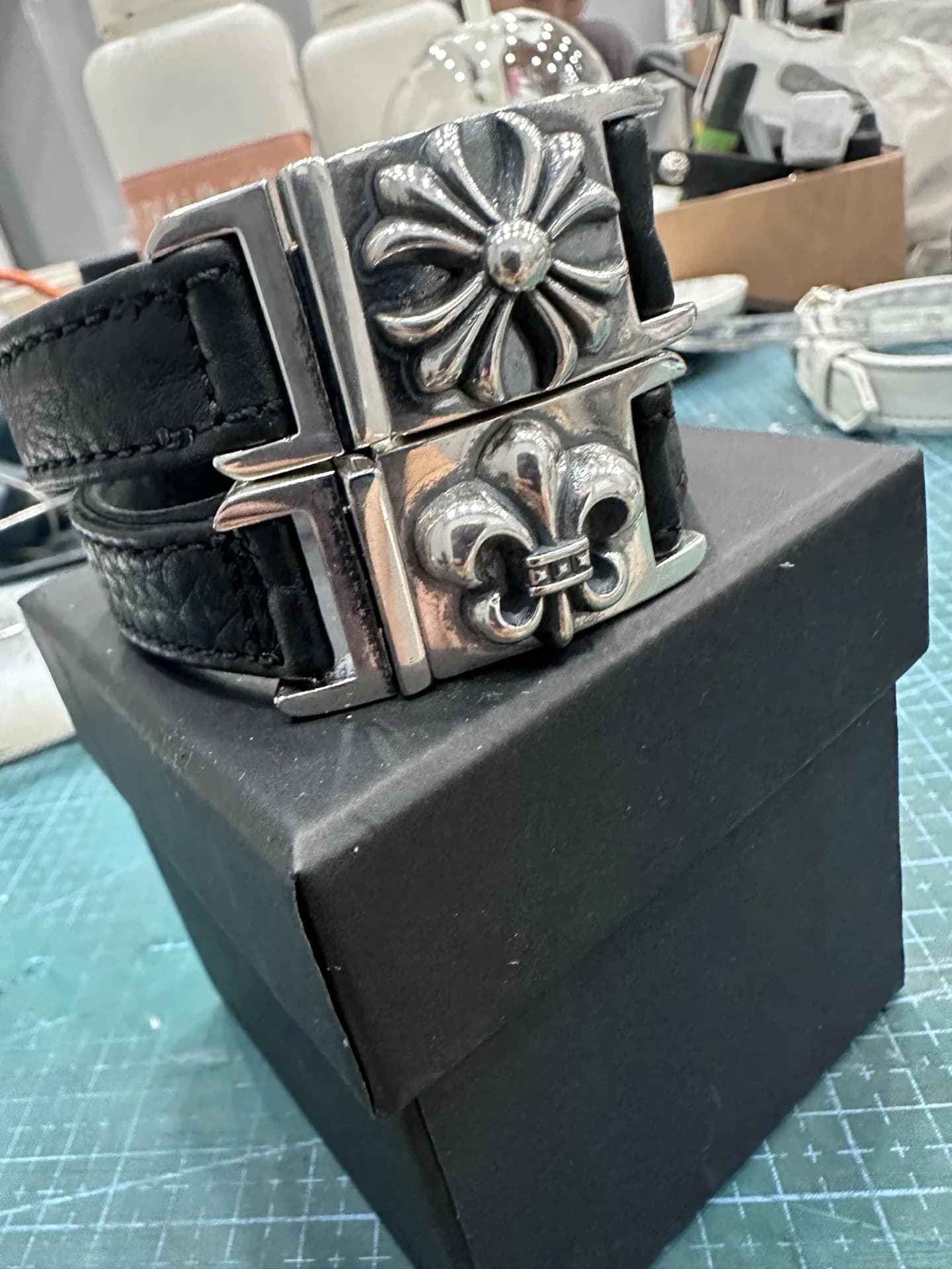 Два кожаных браслета Chrome Hearts с серебряными пряжками с крестом и лилией на коробке