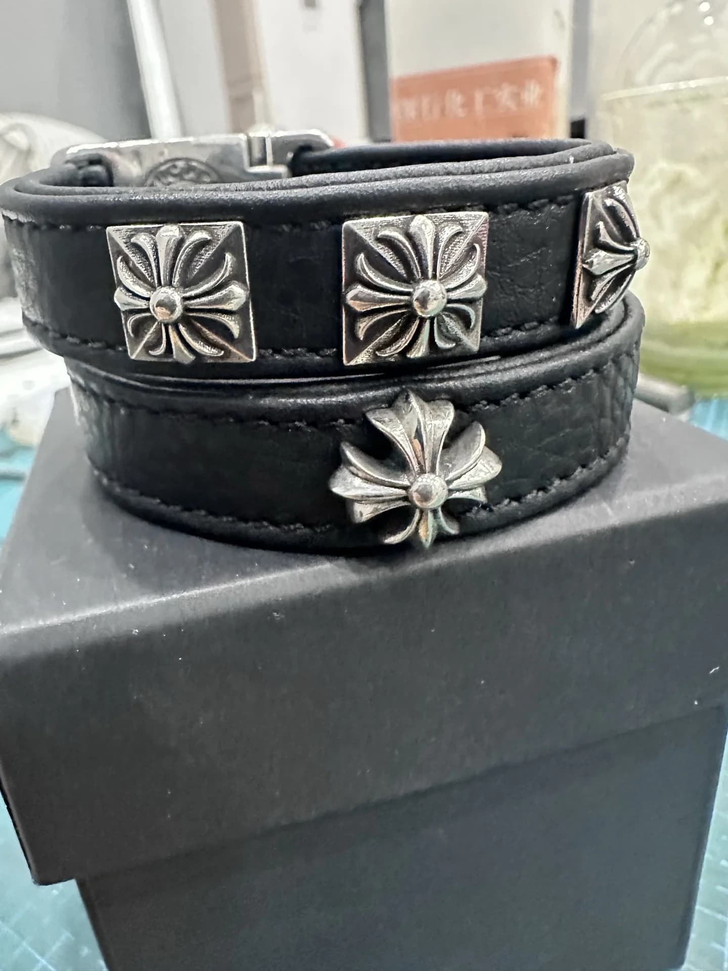 Кожаные браслеты Chrome Hearts с серебряными декоративными элементами