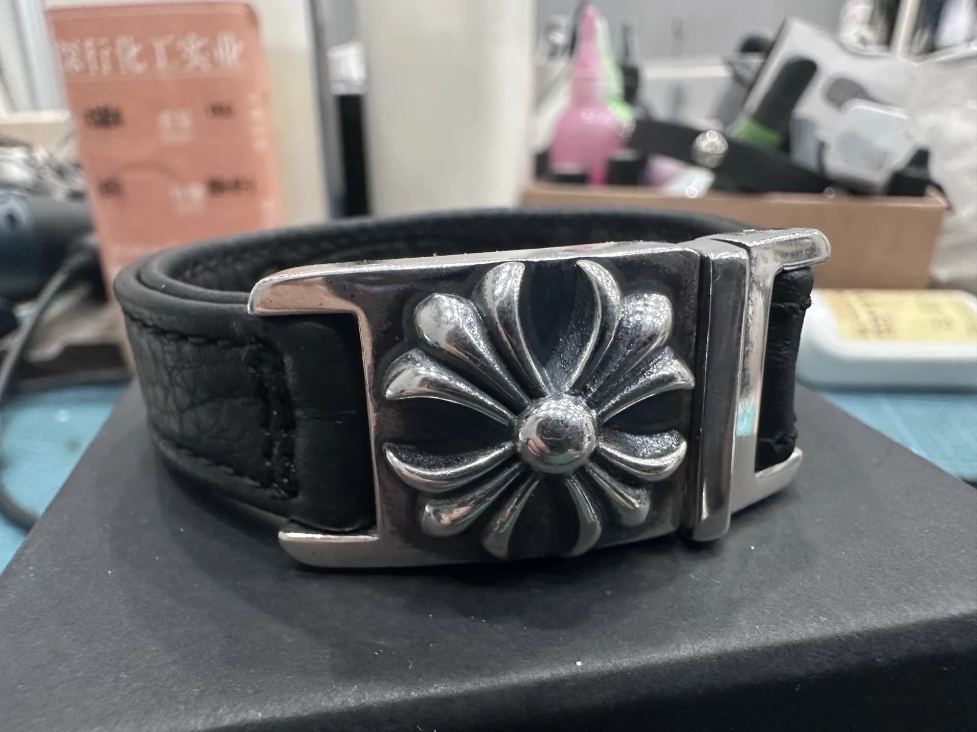 Черный кожаный браслет Chrome Hearts с массивной серебряной пряжкой с крестом