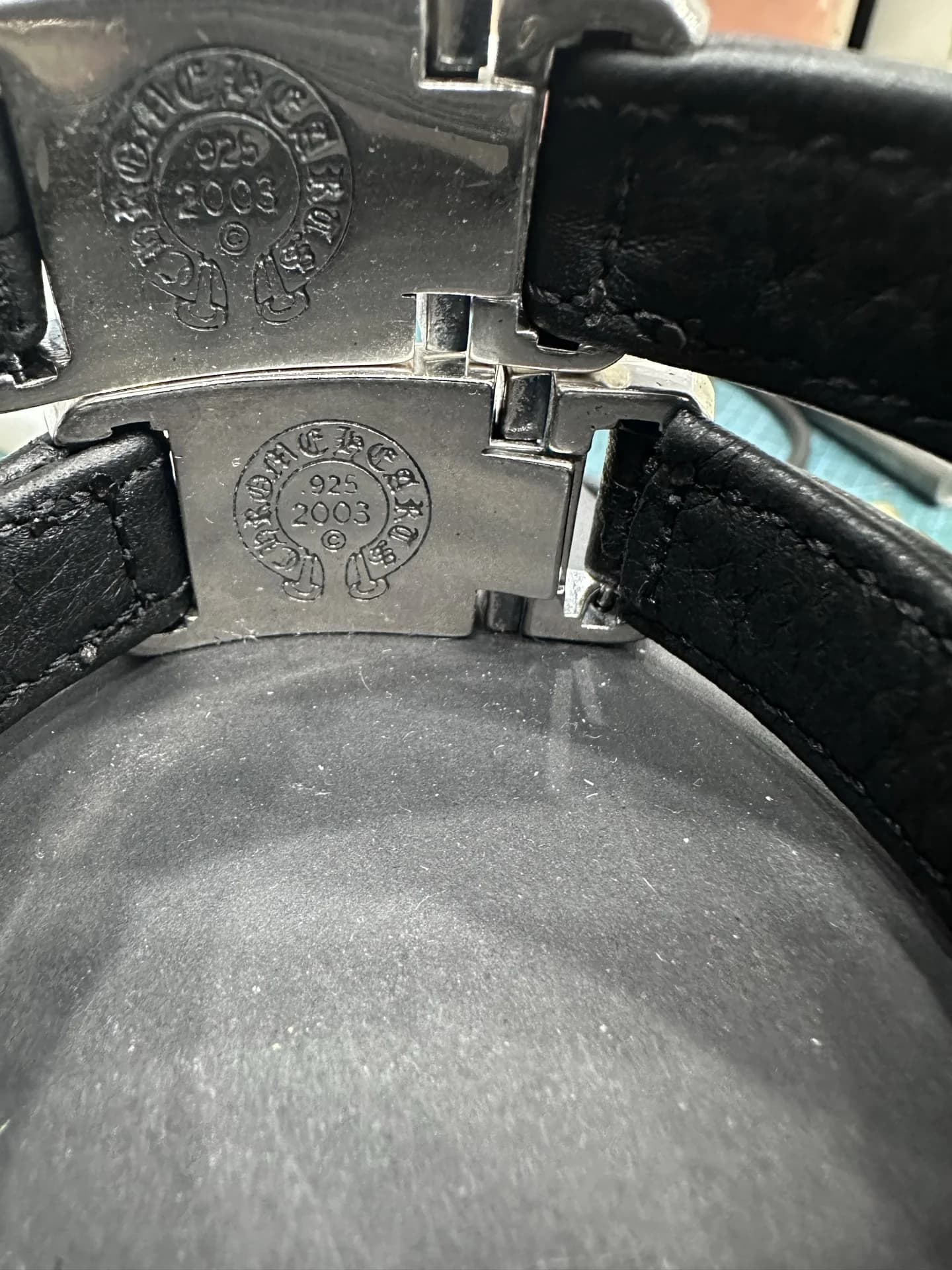 Гравировка бренда Chrome Hearts и проба 925 на внутренней стороне пряжки браслета