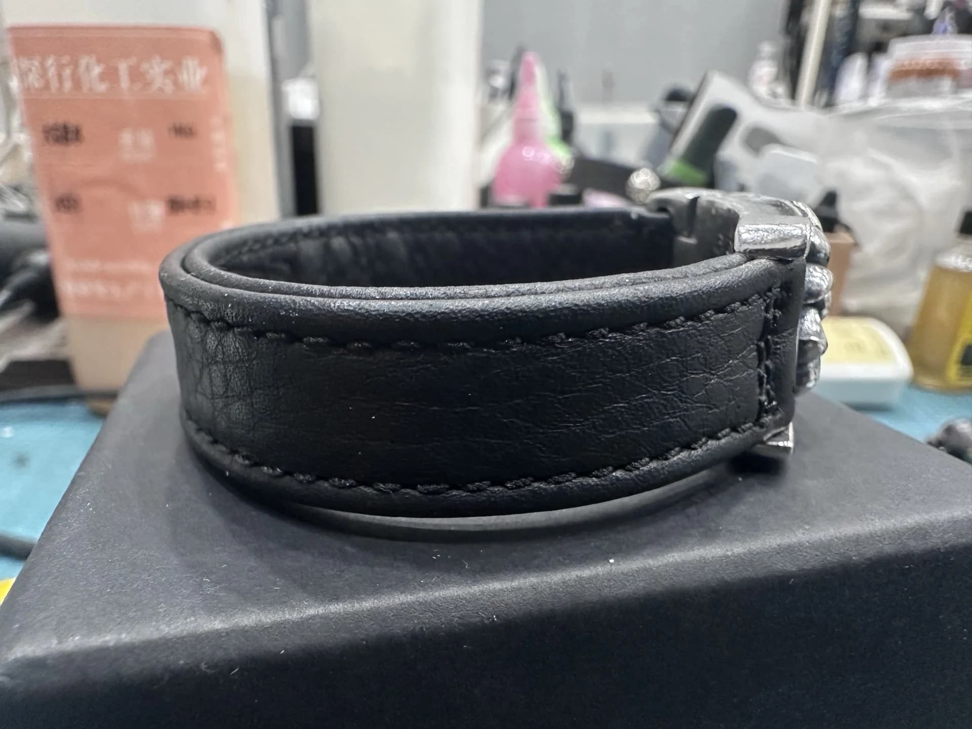 Боковой ракурс кожаного браслета Chrome Hearts с прострочкой