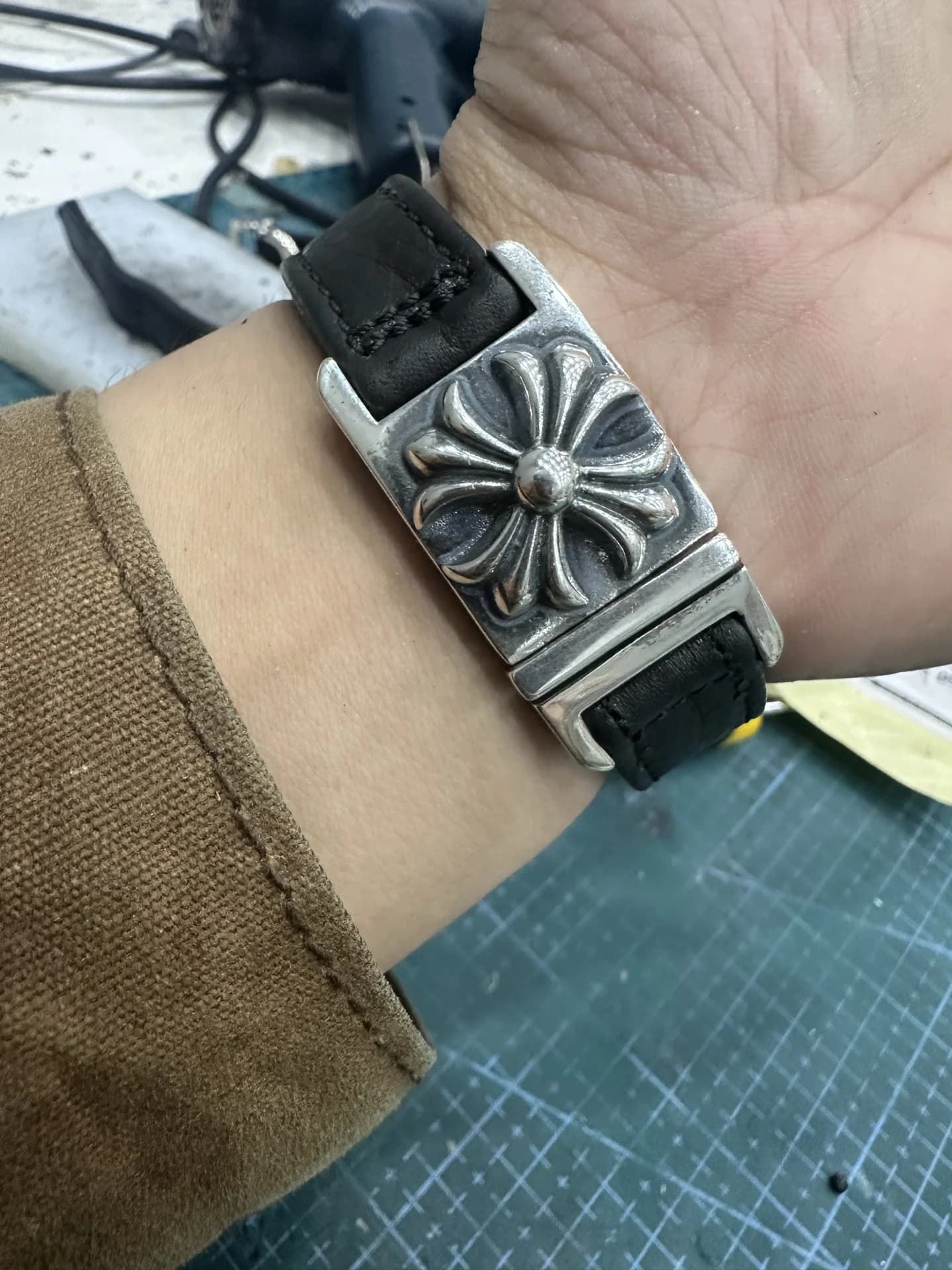 Черный кожаный браслет Chrome Hearts с серебряной пряжкой на руке