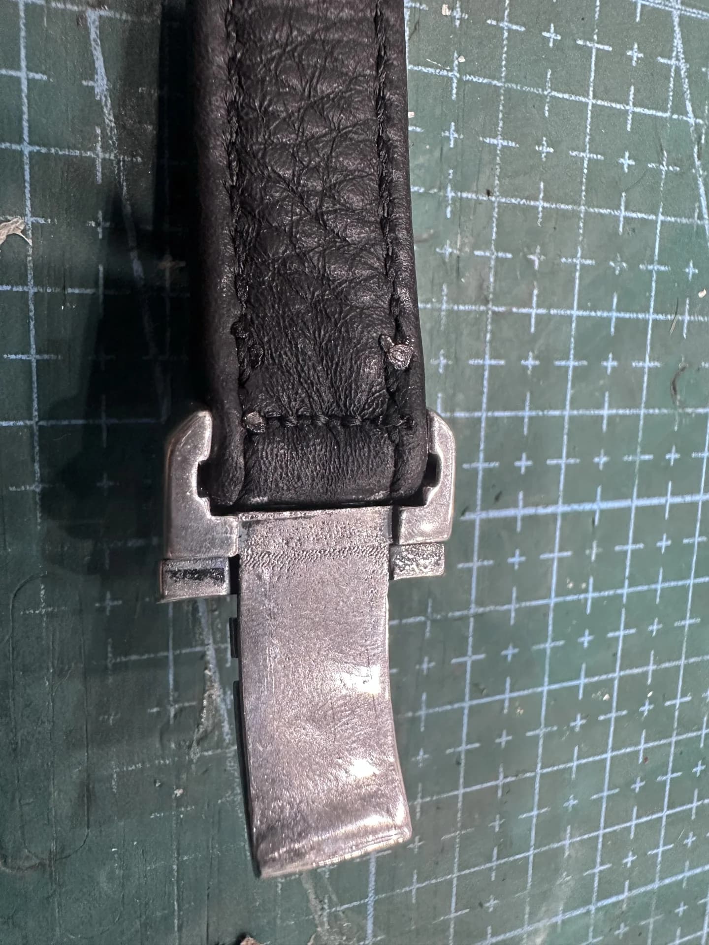 Элемент вставного серебряного замка и край кожаного браслета Chrome Hearts
