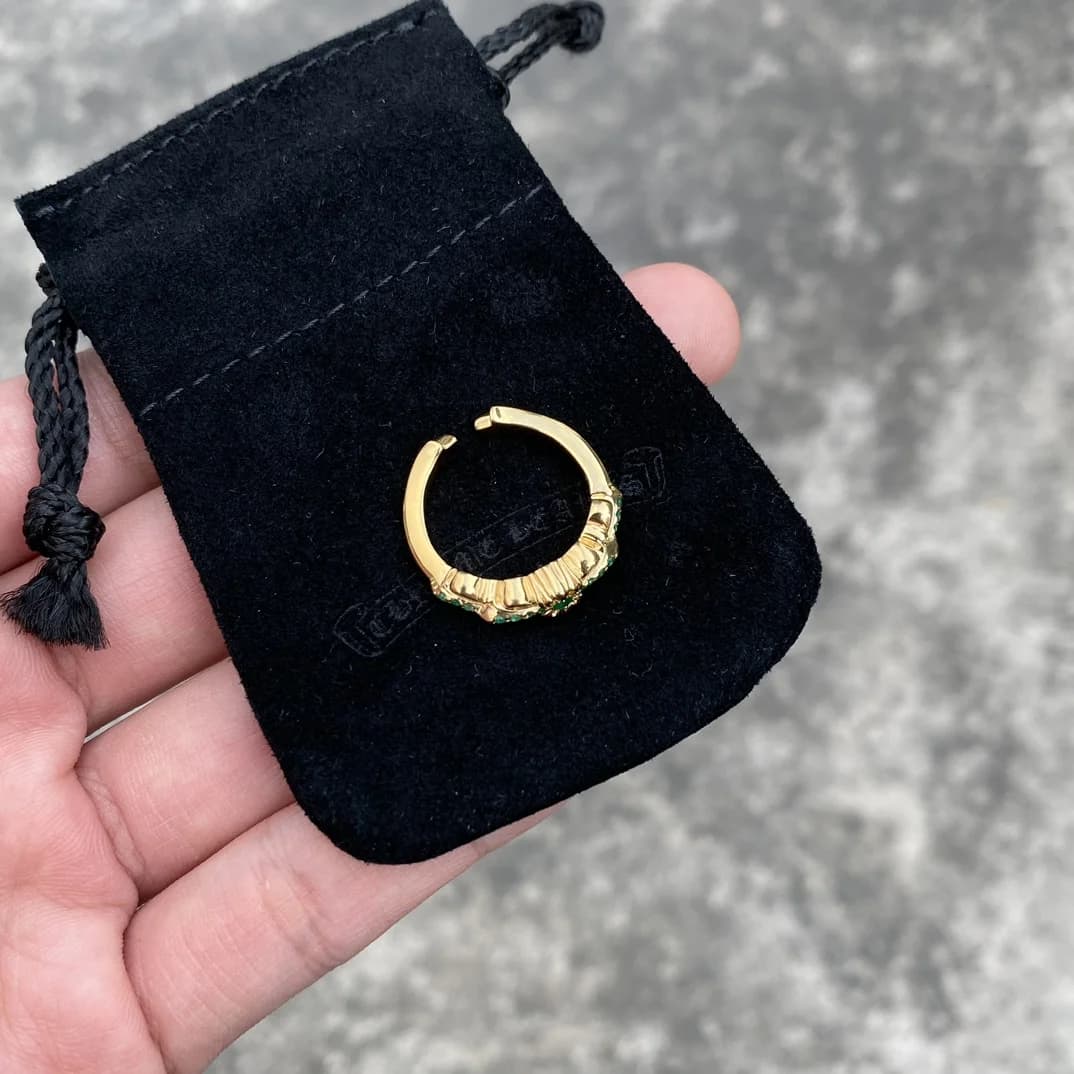 Кольцо Chrome Hearts из жёлтого золота на чёрном бархатном мешочке
