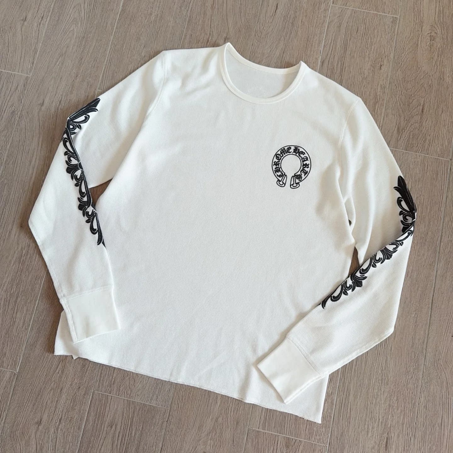 Белый лонгслив Chrome Hearts под углом