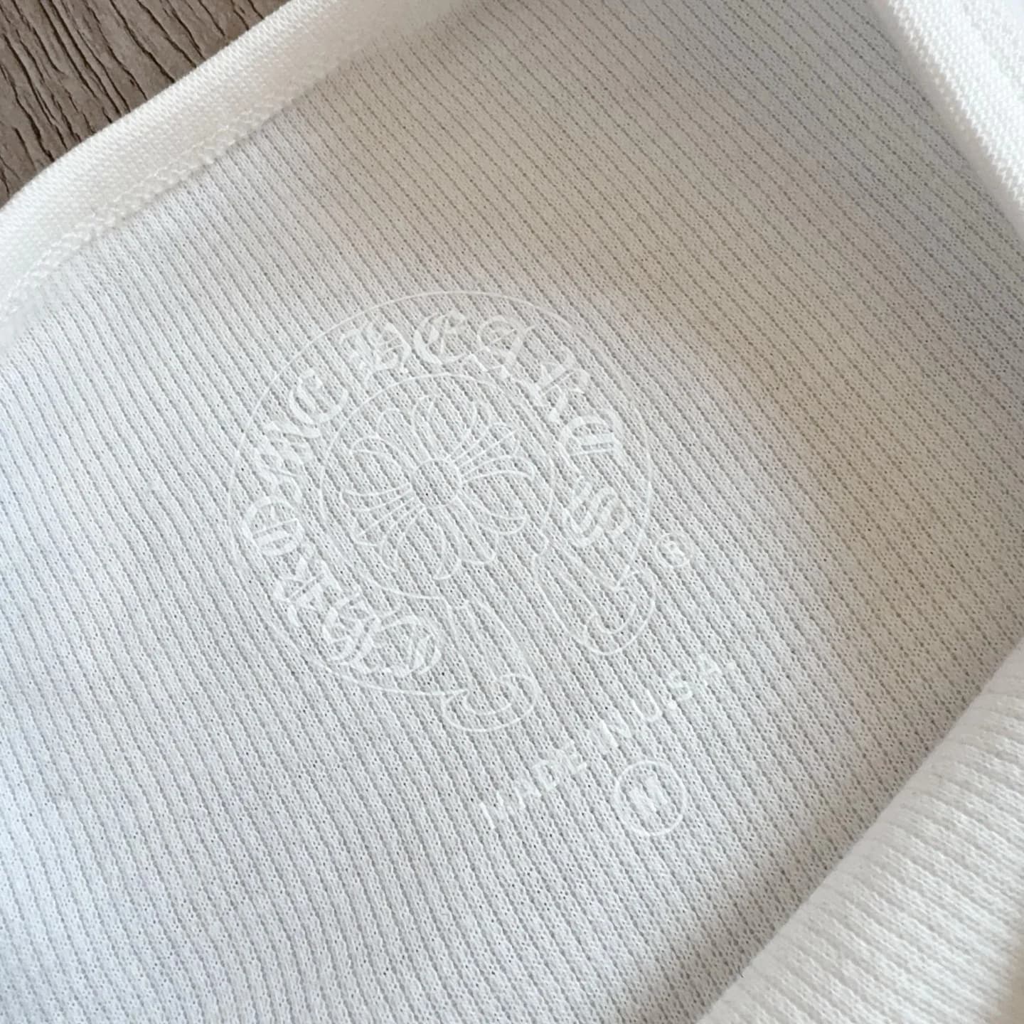 Внутренний принт на горловине белого лонгслива Chrome Hearts