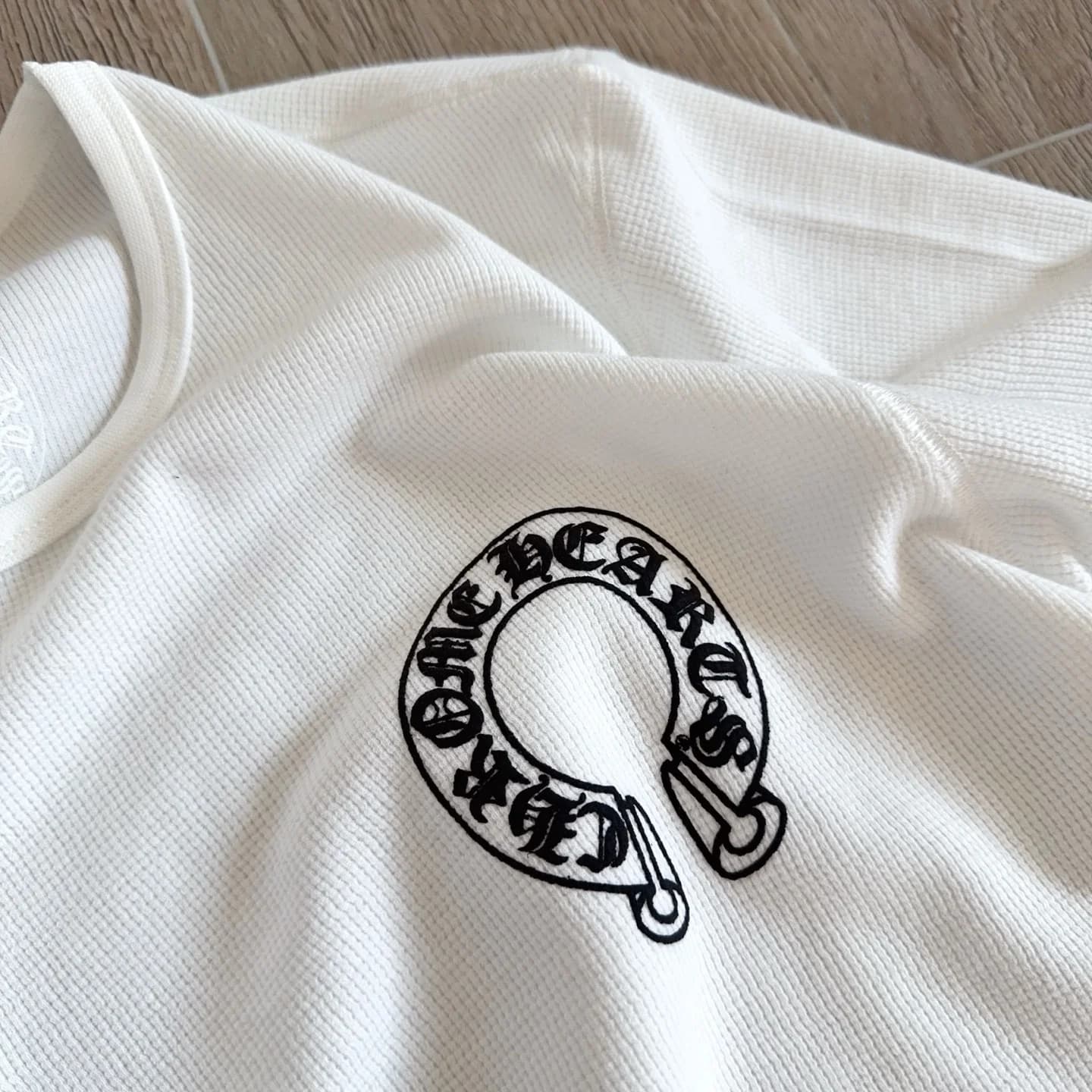 Принт с подковой на груди белого лонгслива Chrome Hearts
