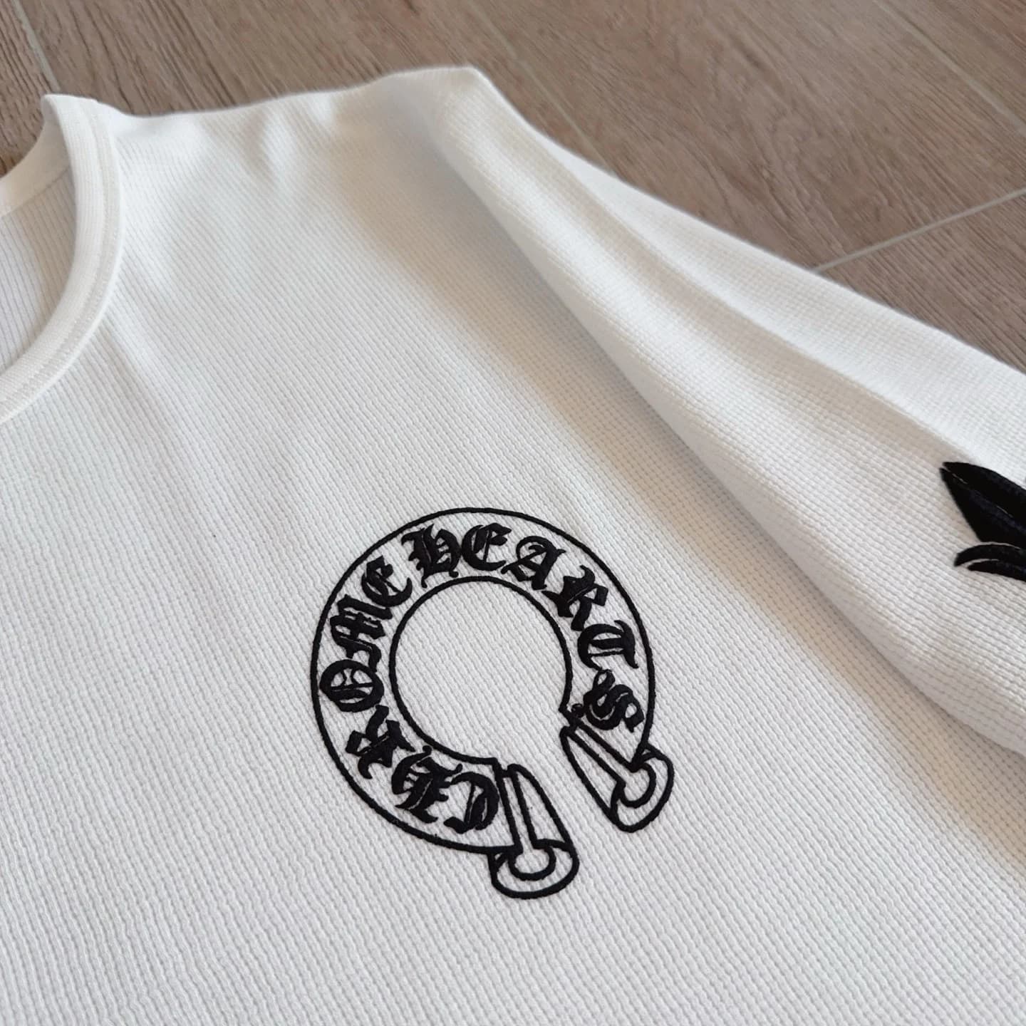 Принт с подковой на груди белого лонгслива Chrome Hearts, вид сбоку