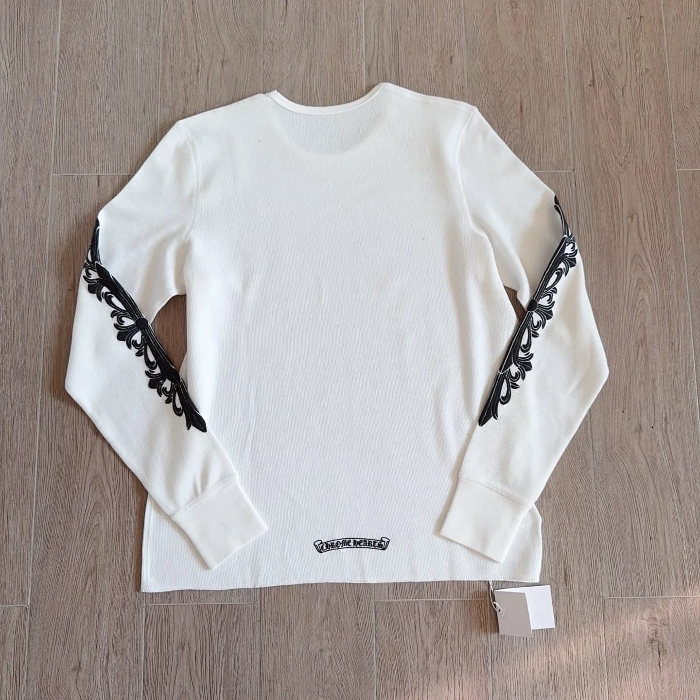 Белый лонгслив Chrome Hearts, вид сзади