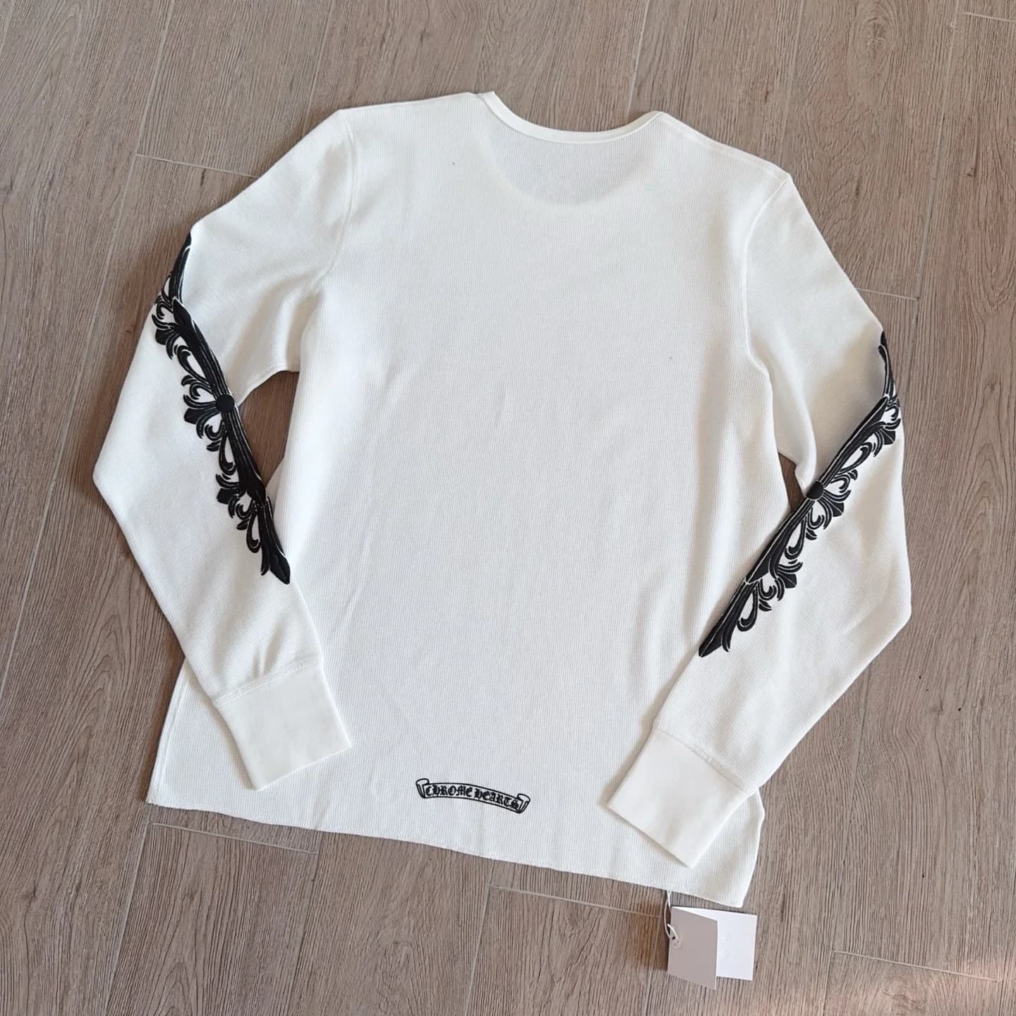 Белый лонгслив Chrome Hearts, вид сзади под углом
