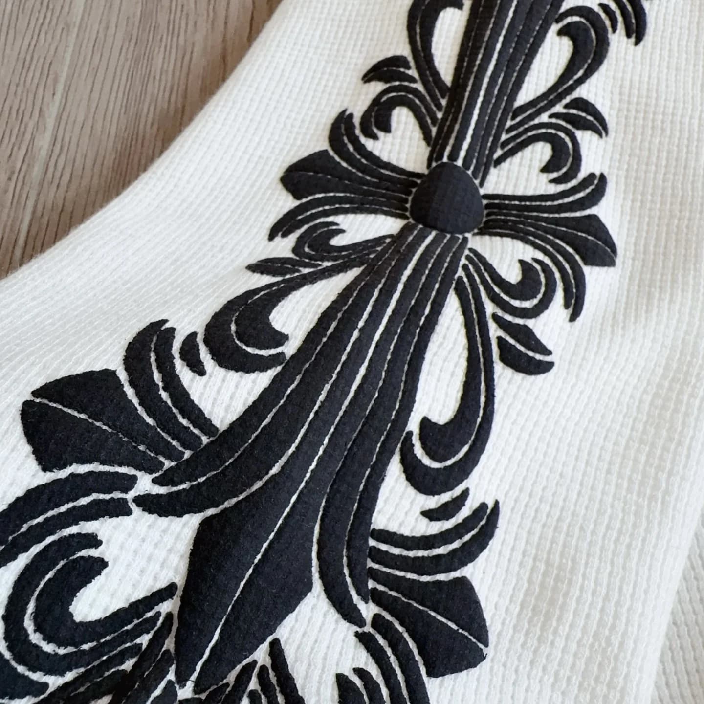 Деталь нашивки с крестом на рукаве белого лонгслива Chrome Hearts