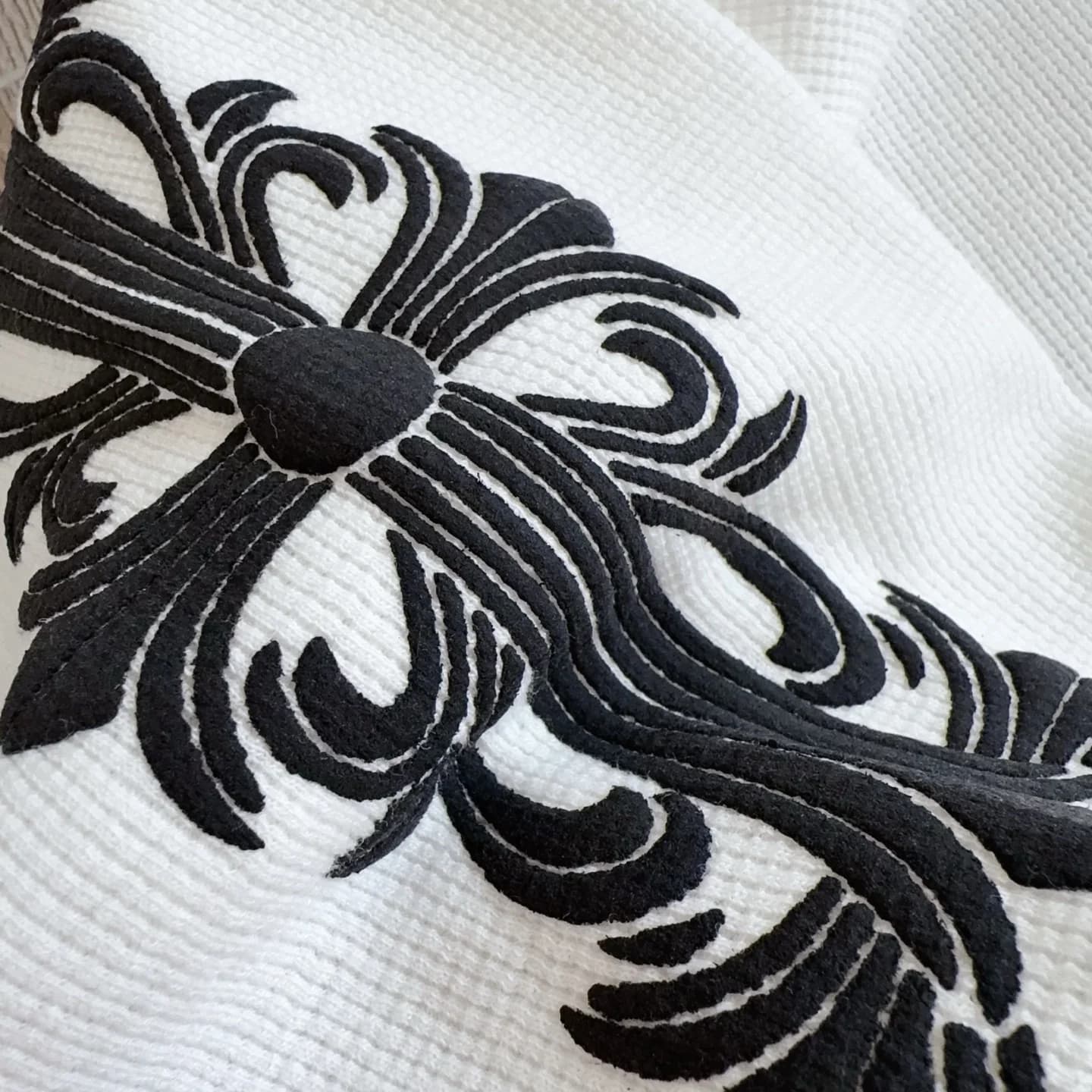 Фактура нашивки с крестом на рукаве белого лонгслива Chrome Hearts