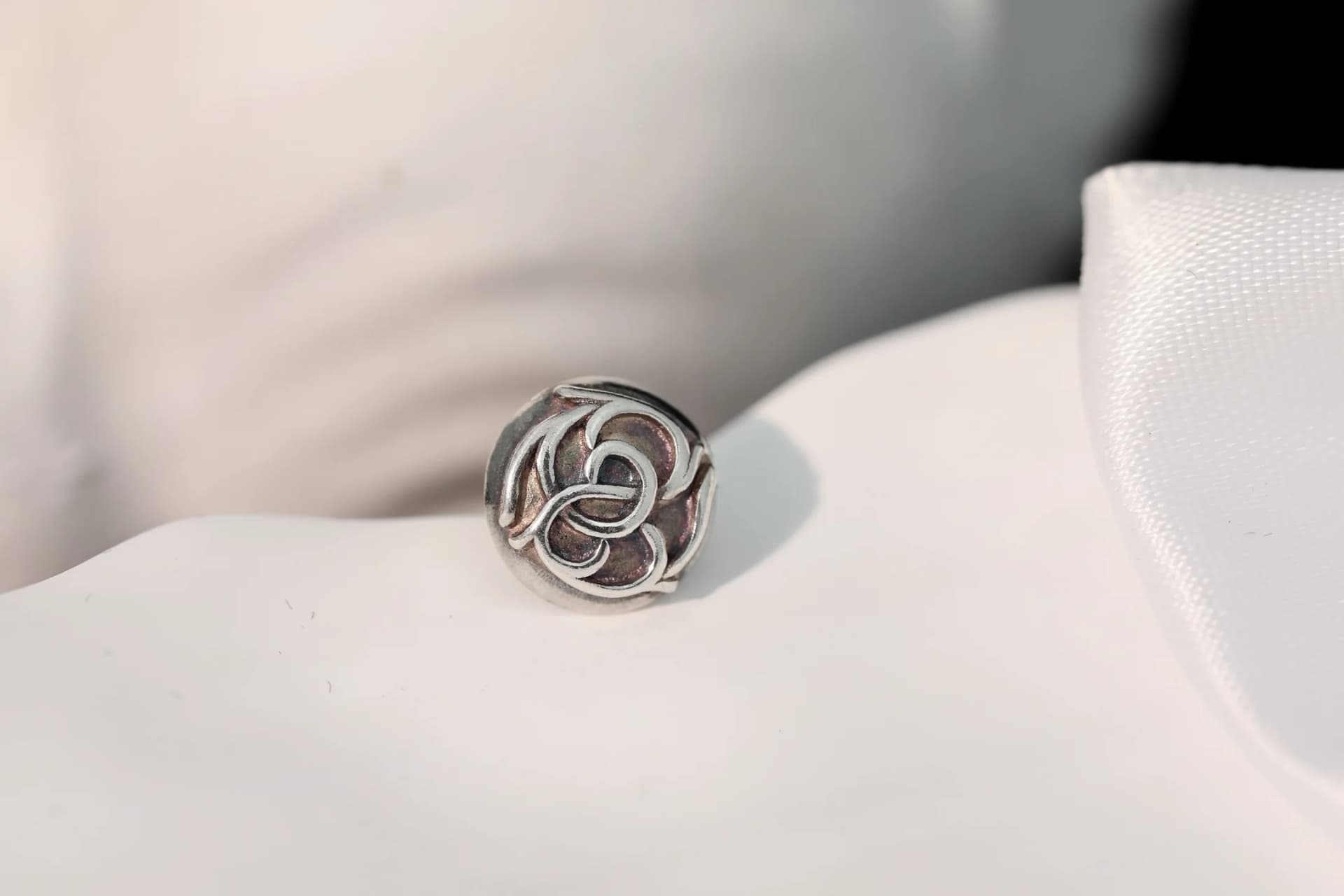 Крупный план лицевой стороны серьги Chrome Hearts