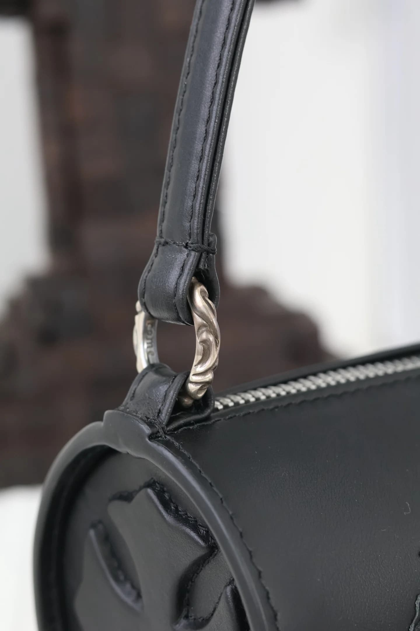 Серебряное крепление ручки к корпусу сумки Chrome Hearts
