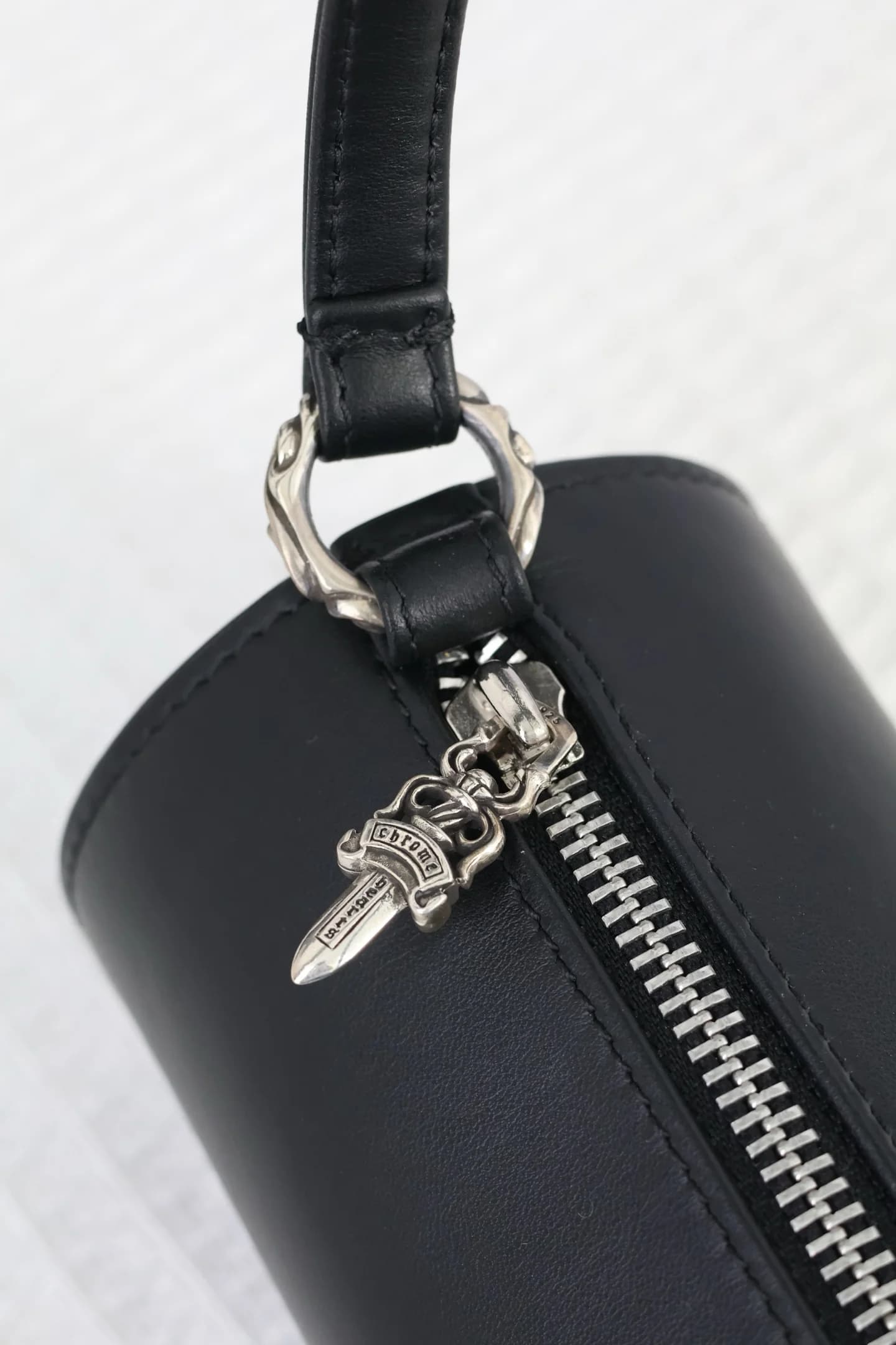 Серебряный пуллер в виде кинжала Dagger на молнии сумки Chrome Hearts