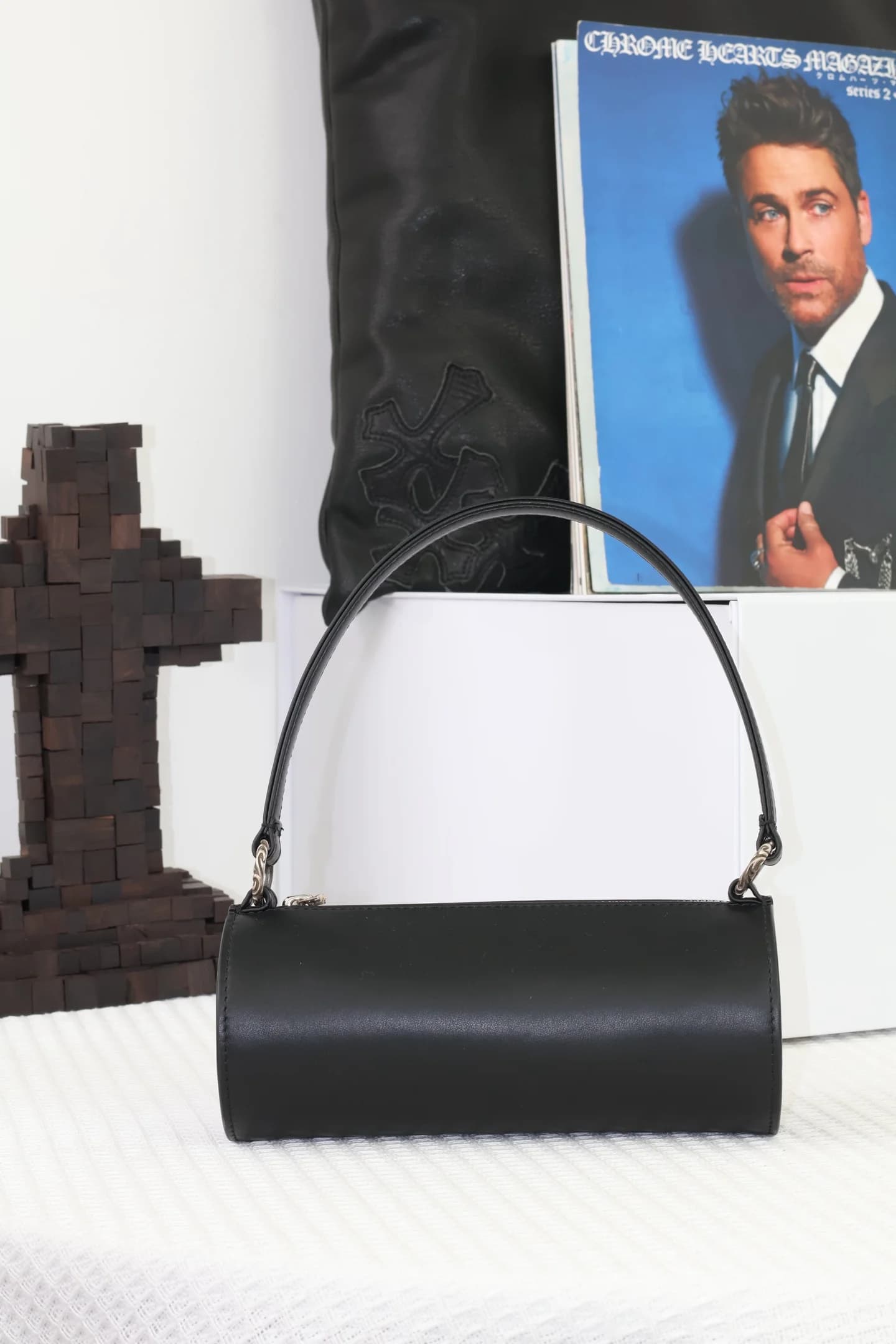 Сумка Chrome Hearts из черной гладкой кожи, вид с обратной стороны