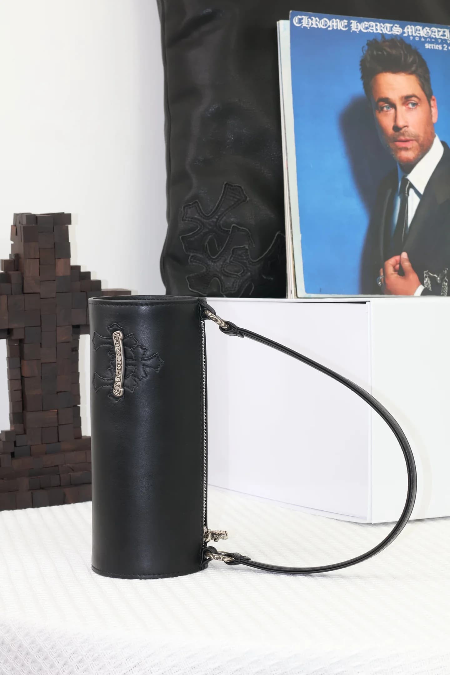 Сумка Chrome Hearts в вертикальном положении