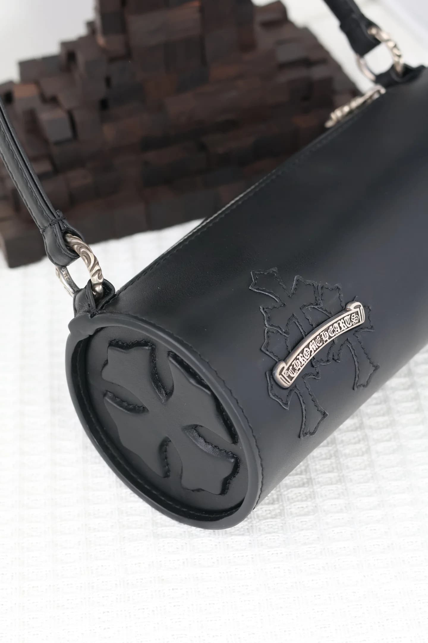 Вид на корпус и круглый торец кожаной сумки Chrome Hearts