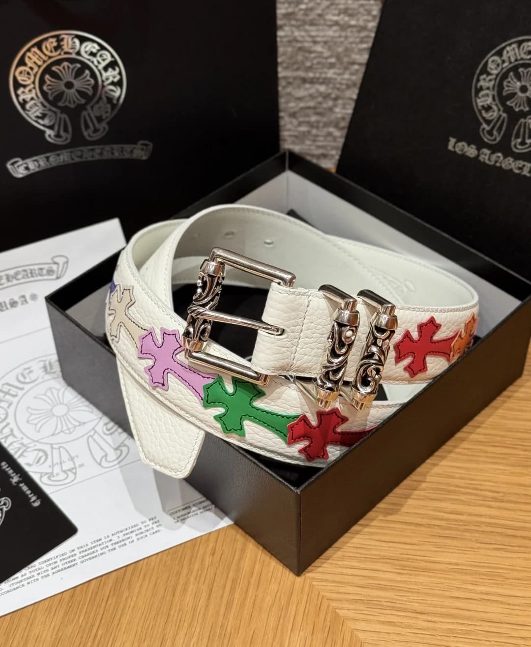 Белый кожаный ремень Chrome Hearts с разноцветными крестами в коробке