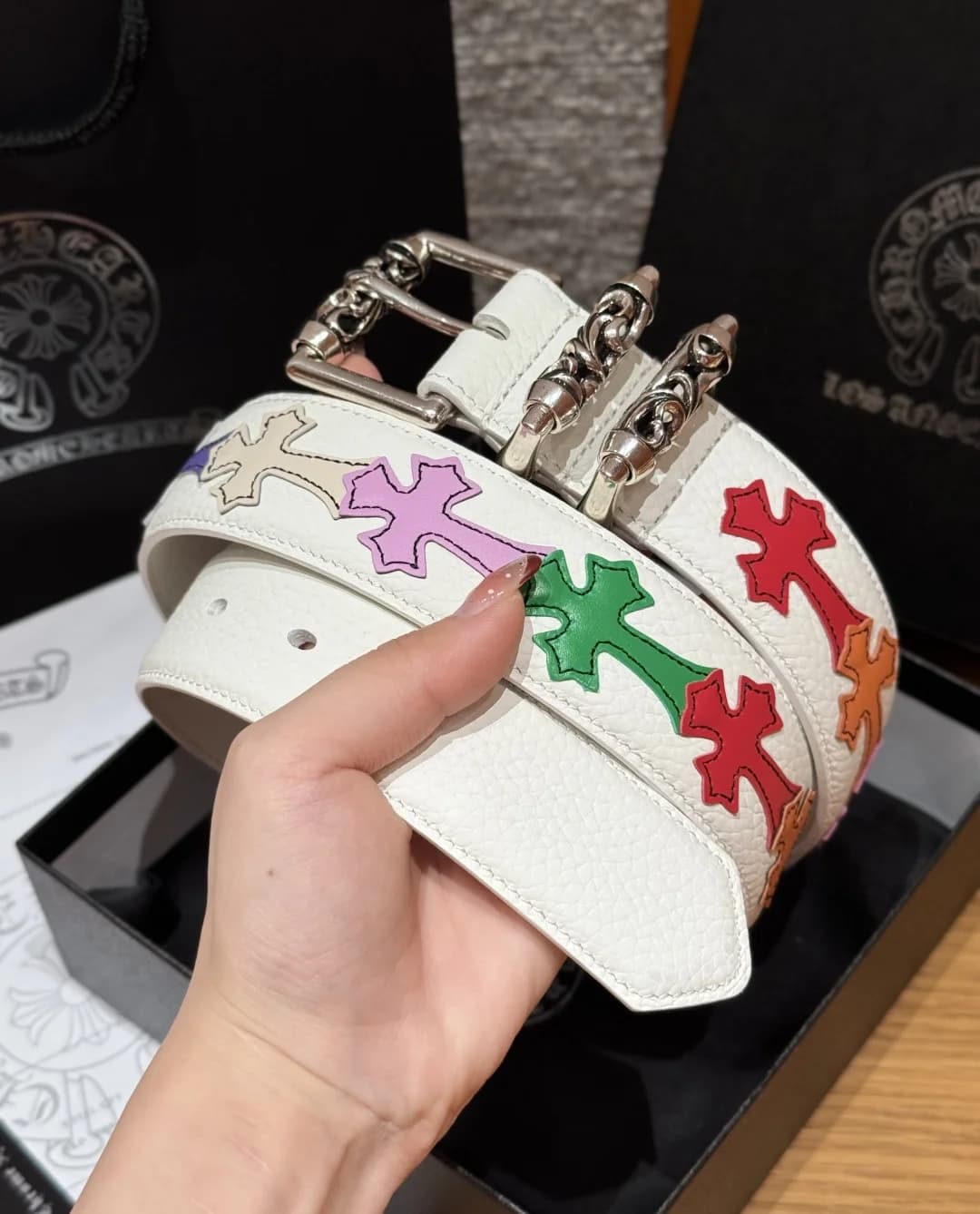 Ремень Chrome Hearts из белой зернистой кожи с цветными нашивками-крестами