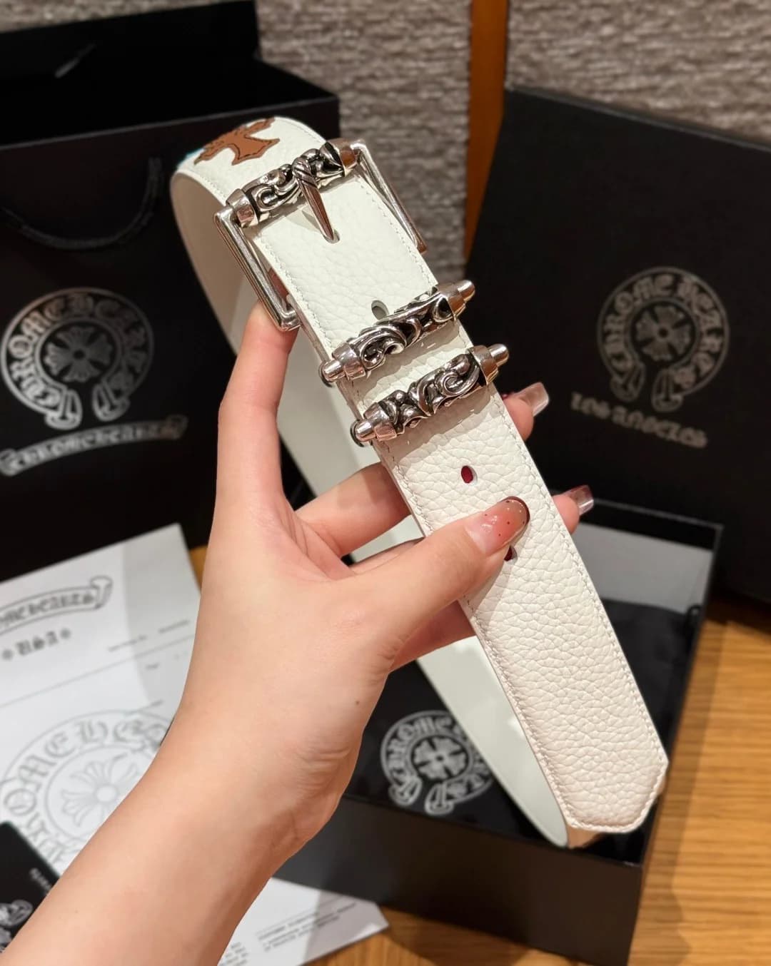 Белый ремень Chrome Hearts с серебряной пряжкой и декоративными шлёвками