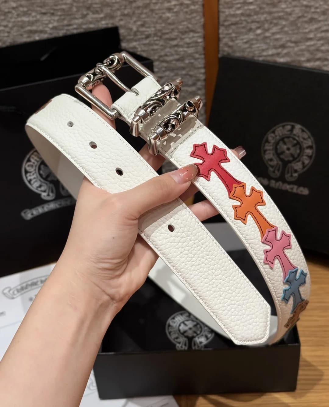 Демонстрация белого ремня Chrome Hearts с аппликациями в виде крестов