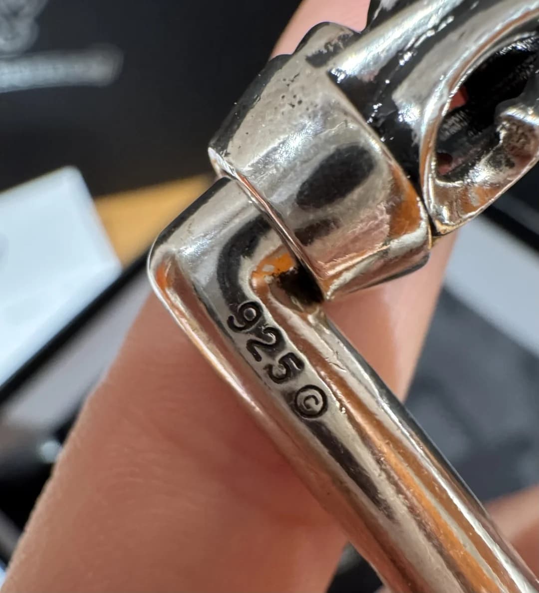 Гравировка пробы 925 на серебряной детали ремня Chrome Hearts