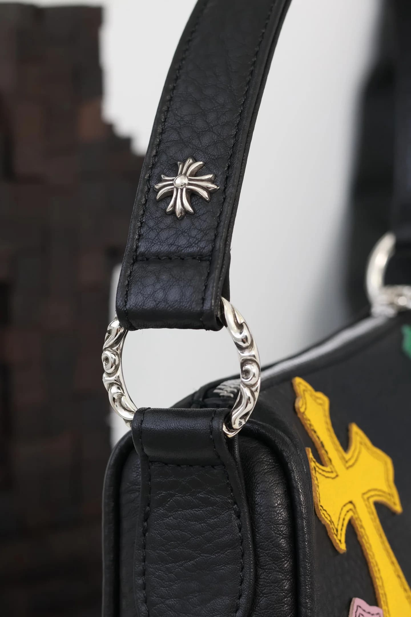 Серебряная заклепка с крестом на кожаном плечевом ремне сумки Chrome Hearts