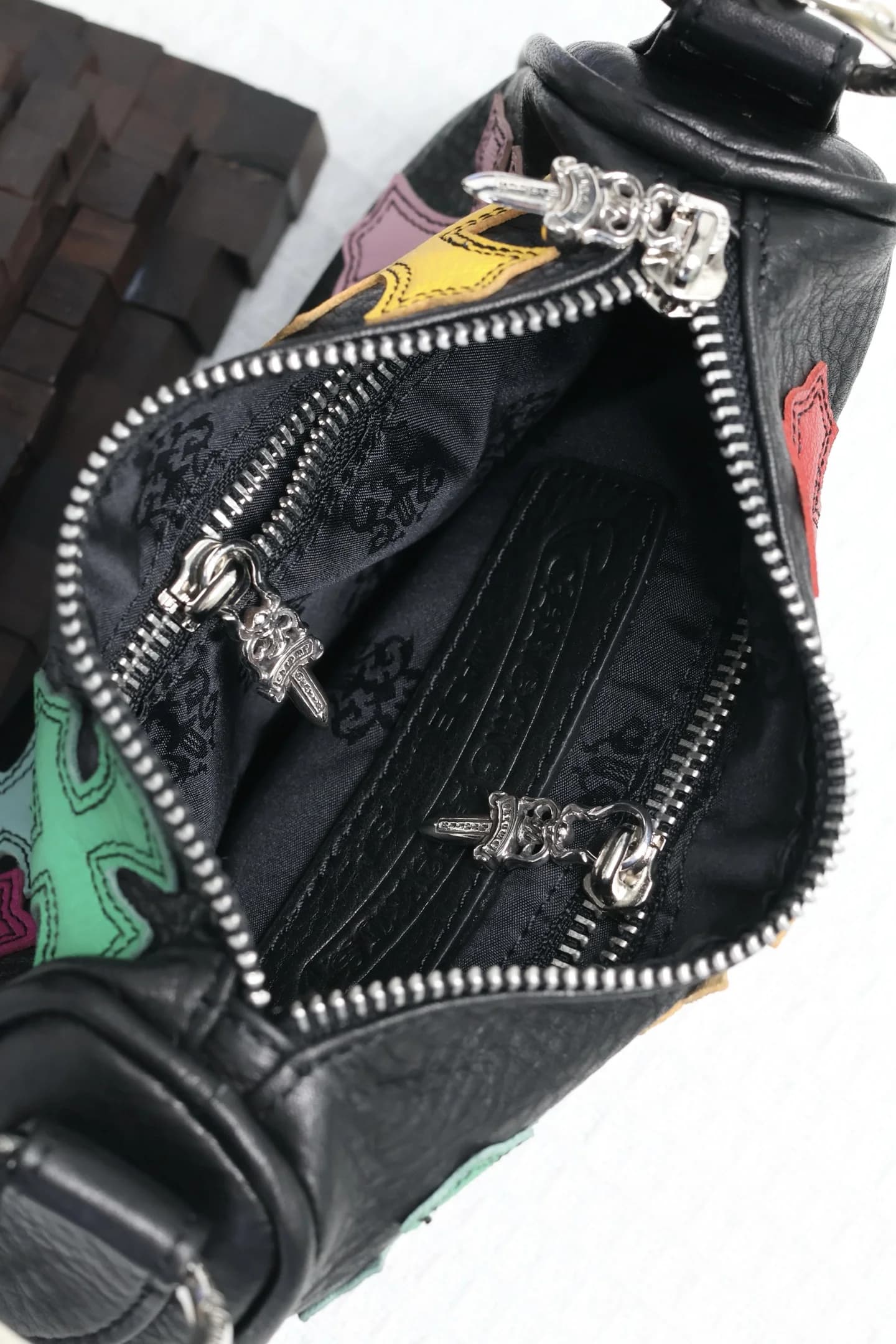 Внутреннее отделение сумки Chrome Hearts с фирменной жаккардовой подкладкой и карманом на молнии