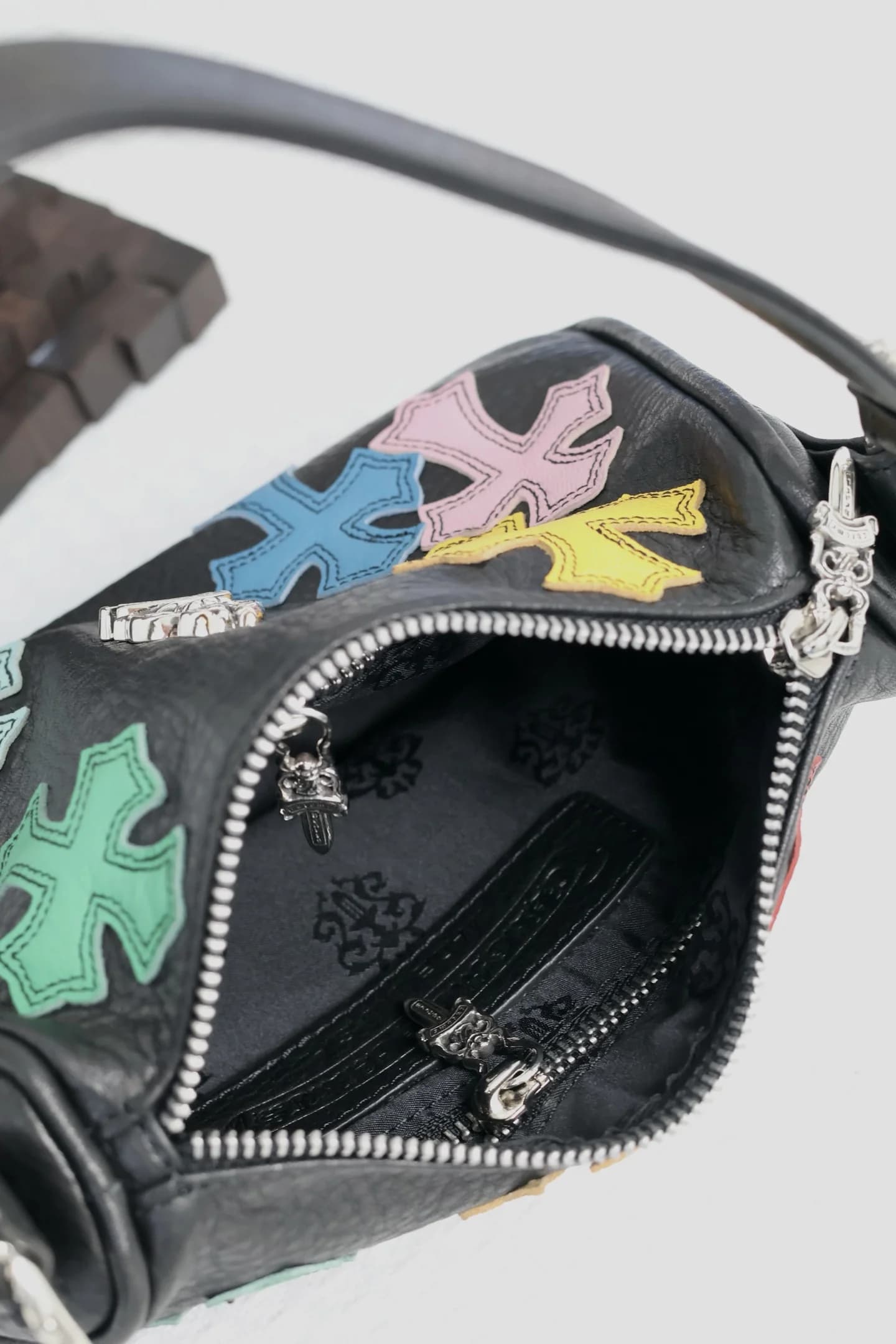 Внутренняя отделка и молния сумки Chrome Hearts с жаккардовым узором