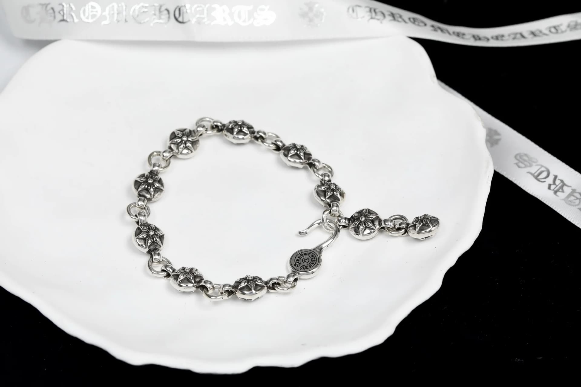 Серебряный браслет Chrome Hearts со звёздами на декоративной тарелке