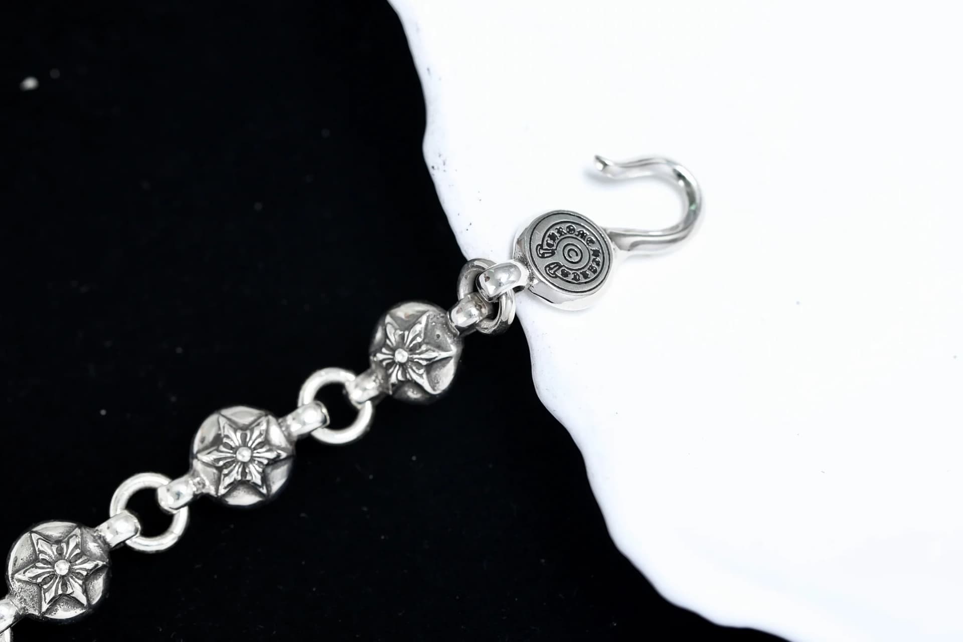 Детали замка и гравировки на серебряном браслете Chrome Hearts