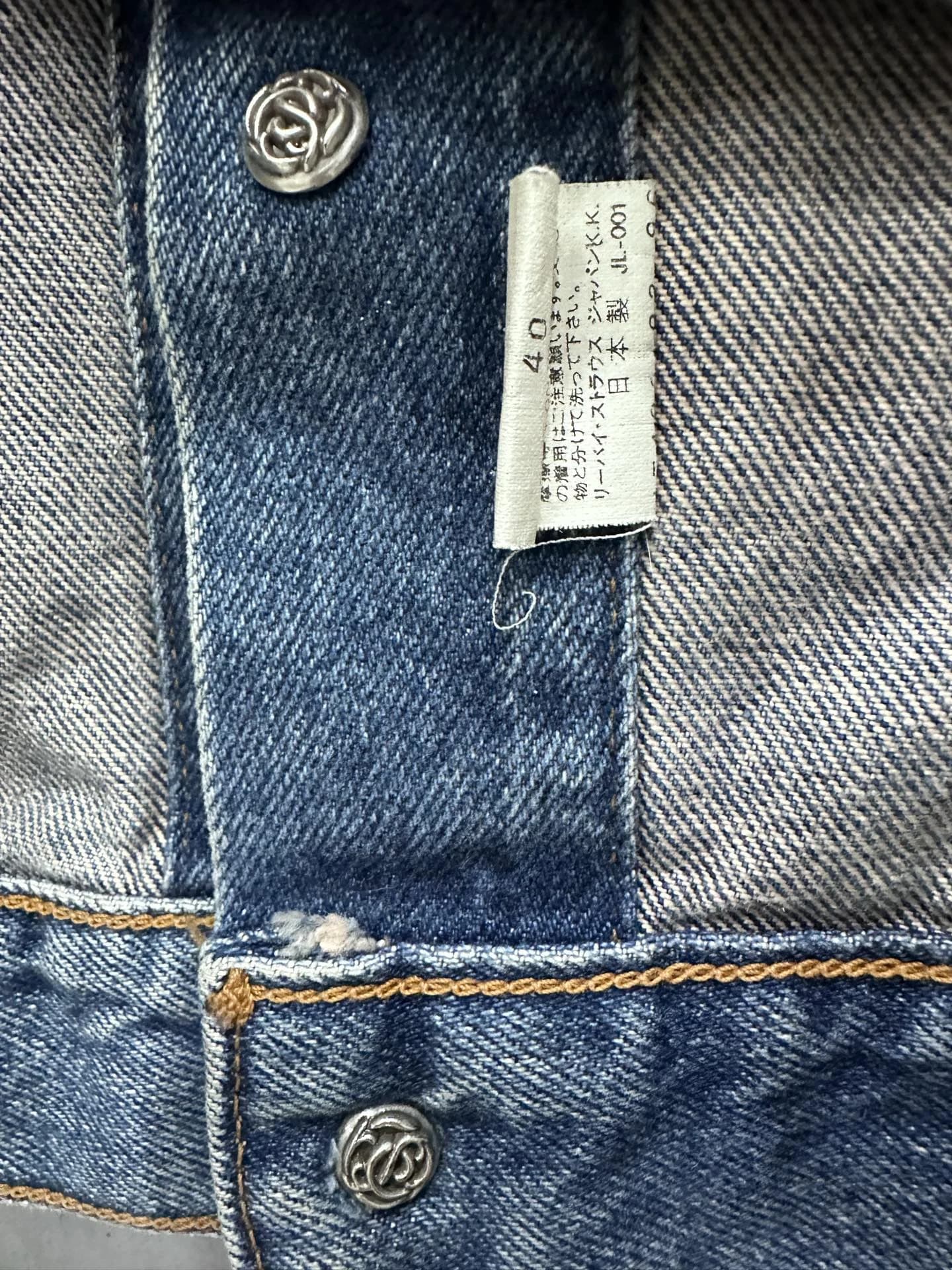 Внутренний ярлык с указанием размера 40 на джинсовой куртке Chrome Hearts x Levi's Type III