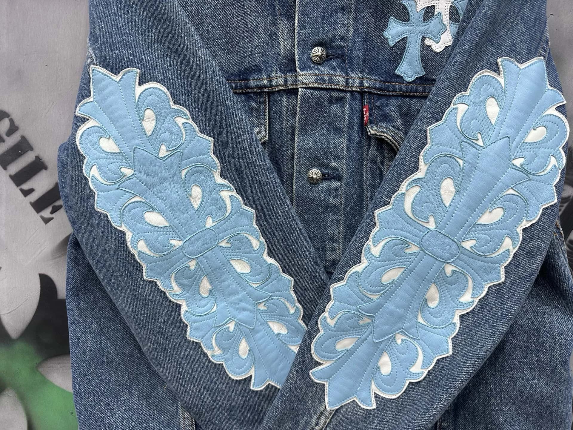 Детали кожаных нашивок на рукавах джинсовой куртки Chrome Hearts x Levi's Type III
