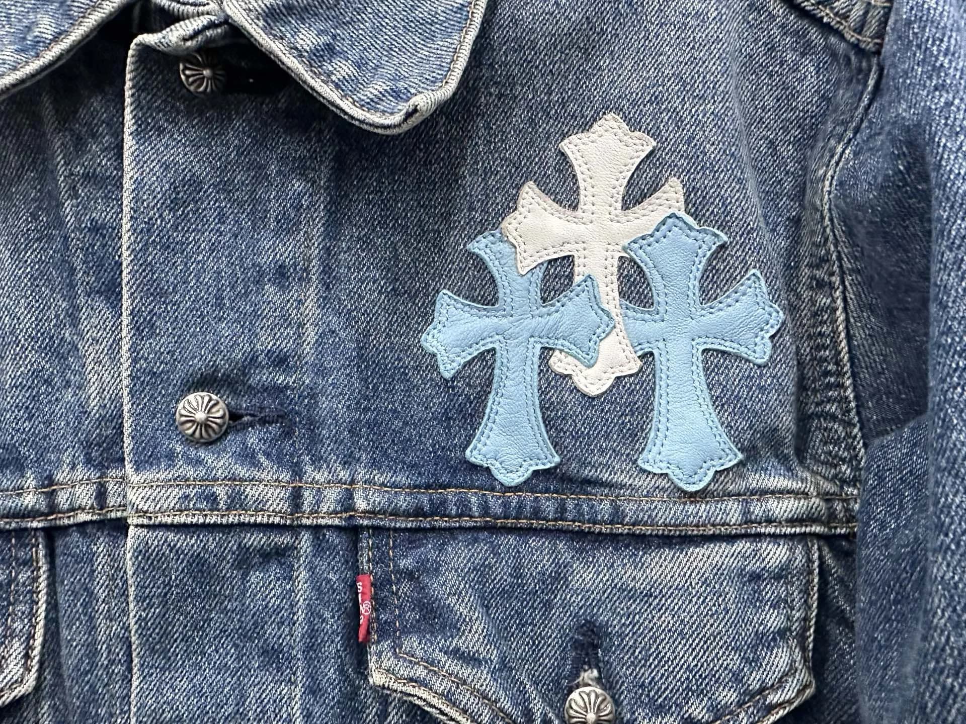 Кожаные нашивки в виде крестов на груди джинсовой куртки Chrome Hearts x Levi's Type III