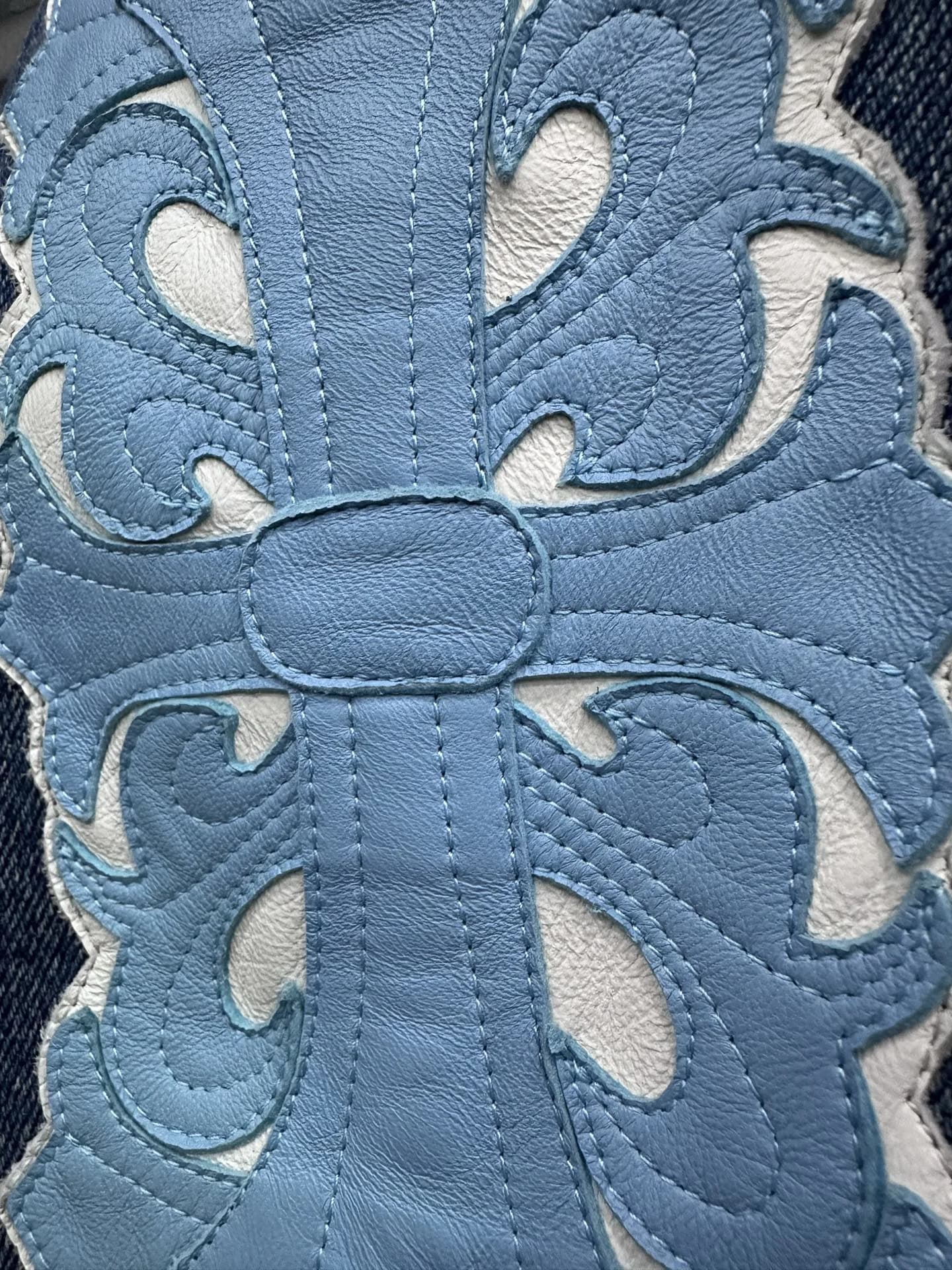 Крупный план кожаной нашивки на рукаве джинсовой куртки Chrome Hearts x Levi's Type III