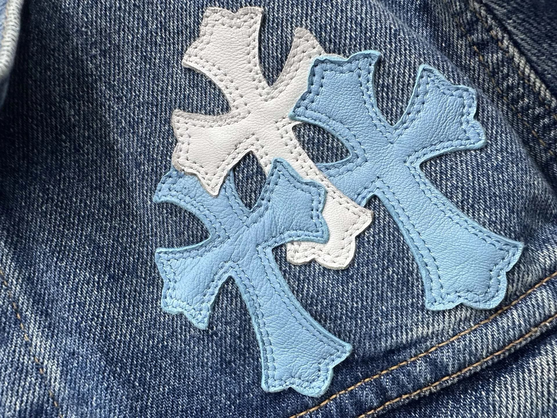 Кожаные нашивки в виде крестов на спине джинсовой куртки Chrome Hearts x Levi's Type III