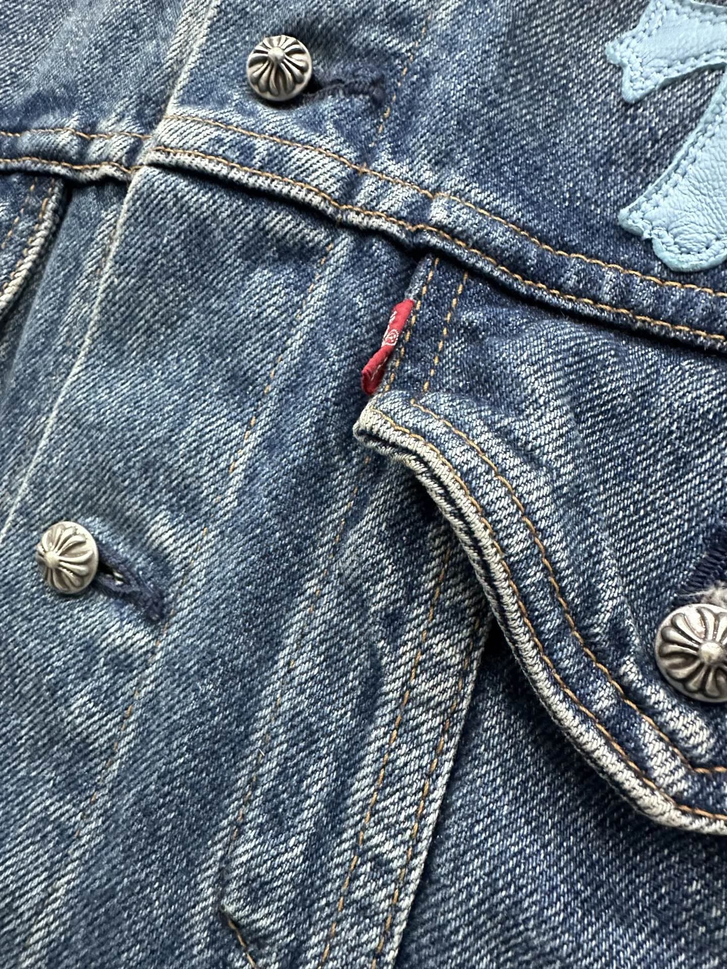 Металлические пуговицы с гравировкой Chrome Hearts на джинсовой куртке