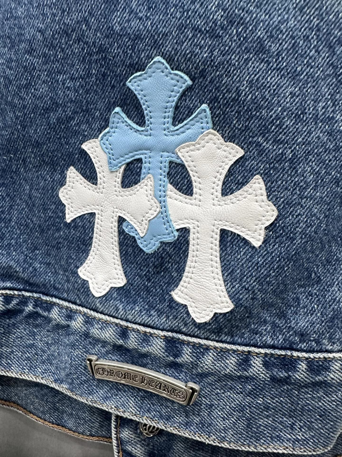 Металлическая пластина с логотипом Chrome Hearts на нижней части куртки