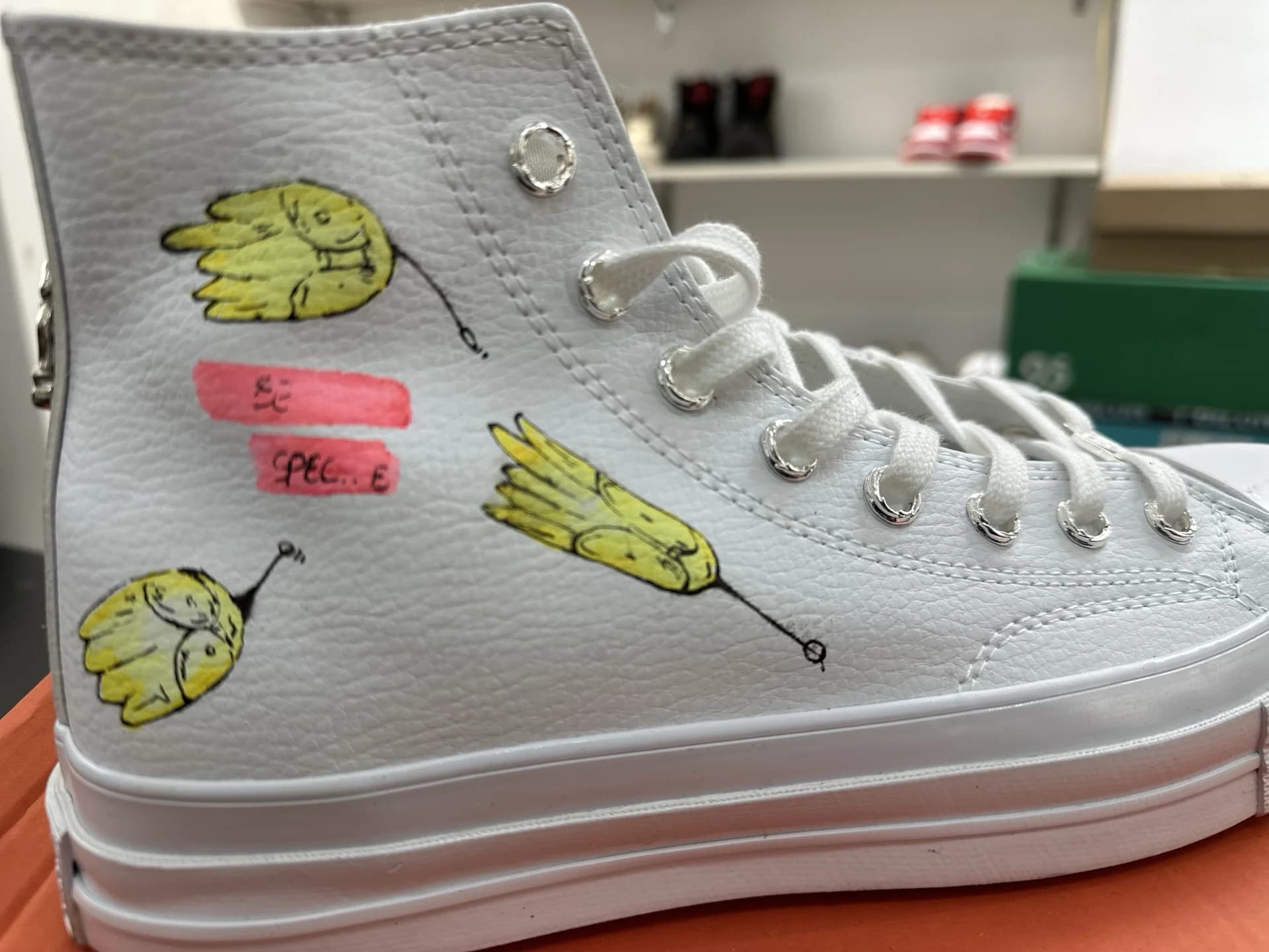 Деталь рисунка-граффити на кедах Chrome Hearts x Converse All-Star x Matty Boy