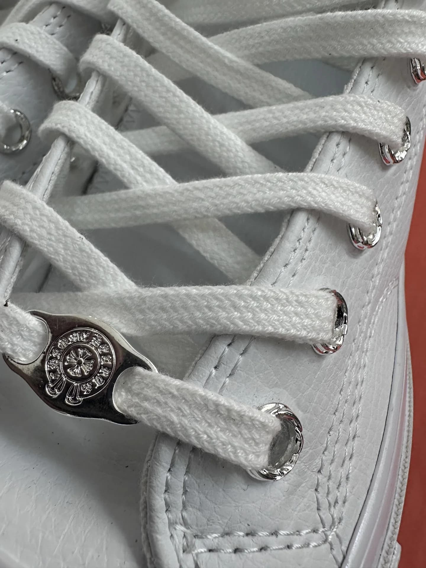 Металлическая деталь Chrome Hearts на шнуровке кед