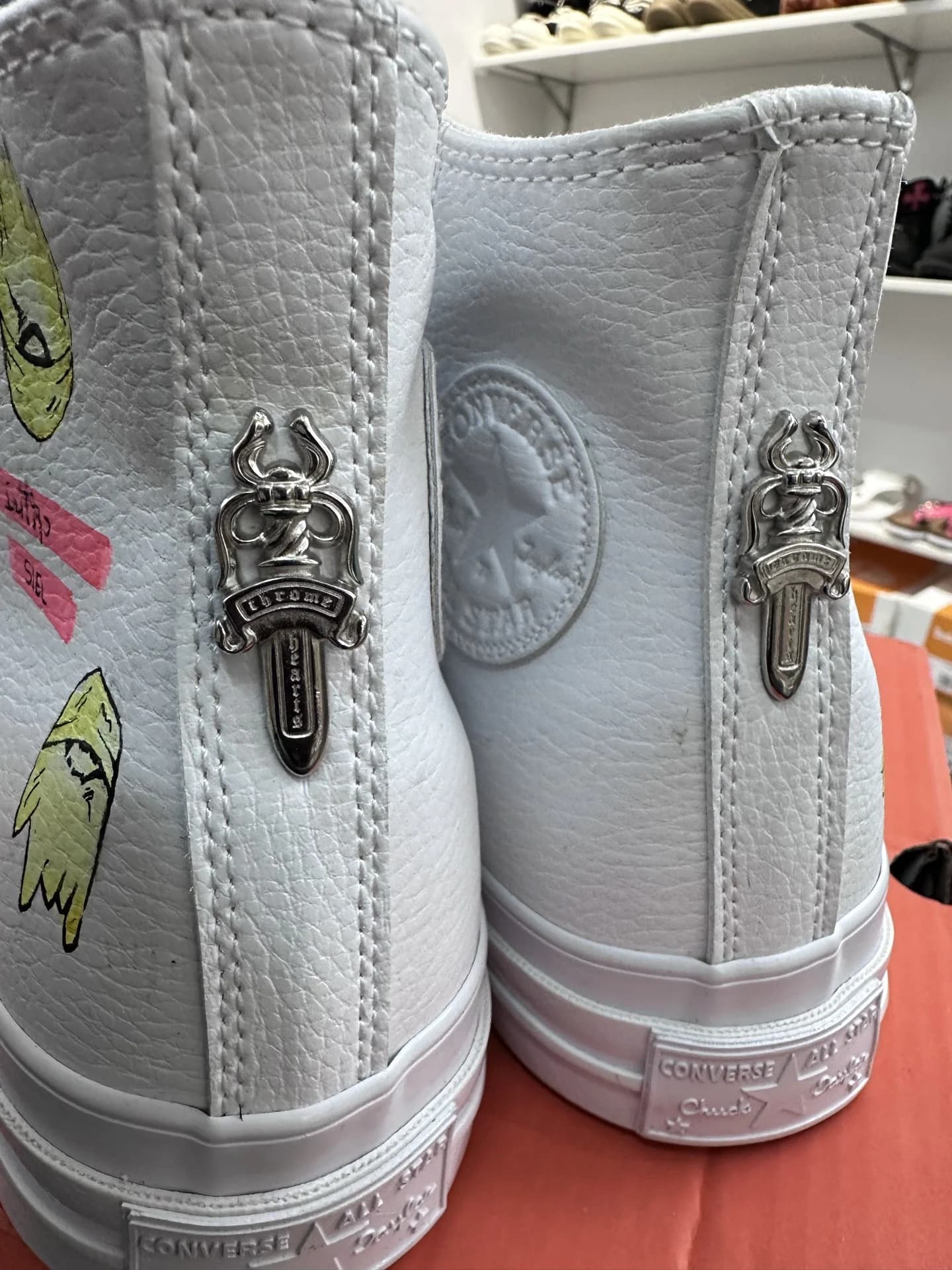 Задняя часть кед Chrome Hearts x Converse с молнией и пуллером-кинжалом