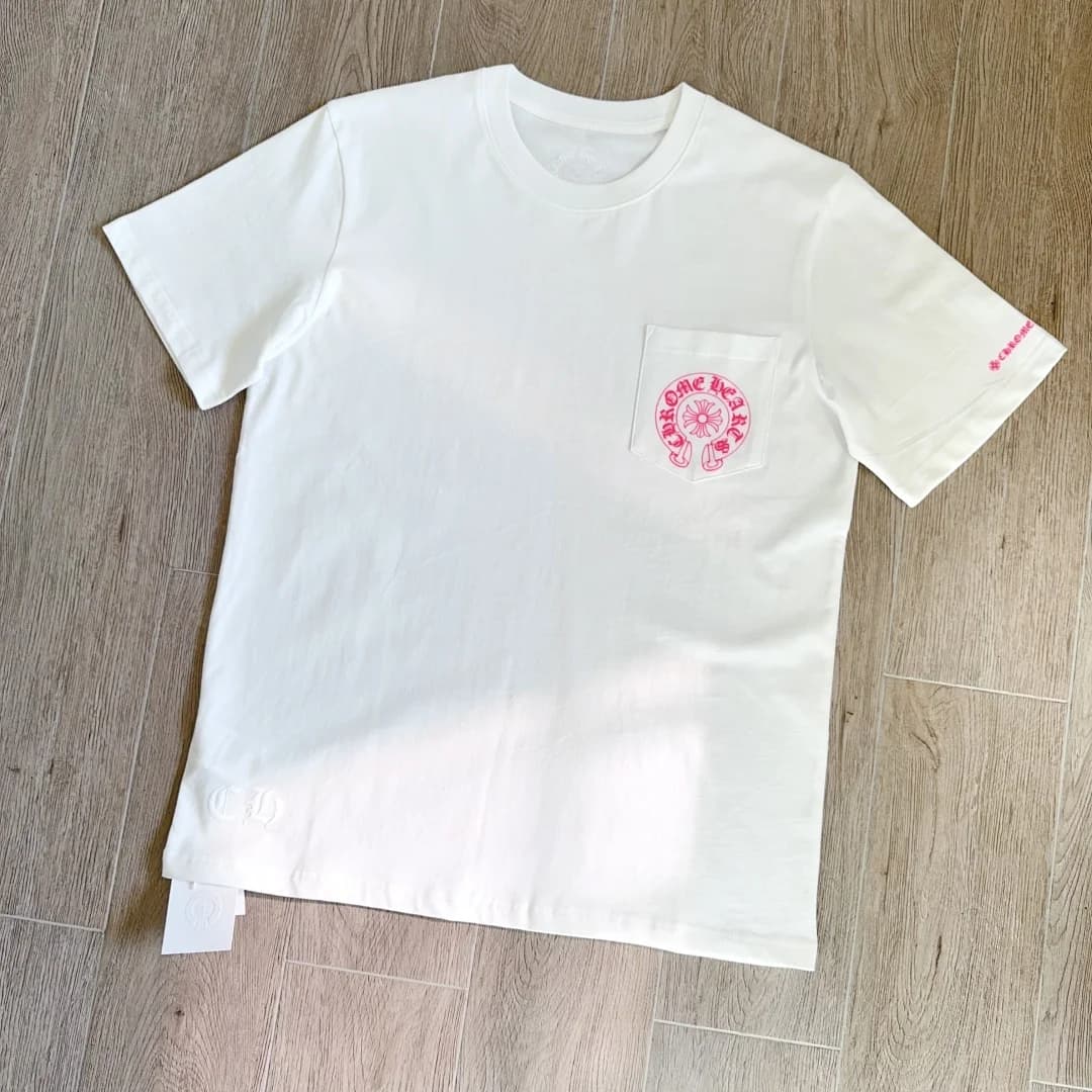 Белая футболка Chrome Hearts с розовым принтом, вид спереди