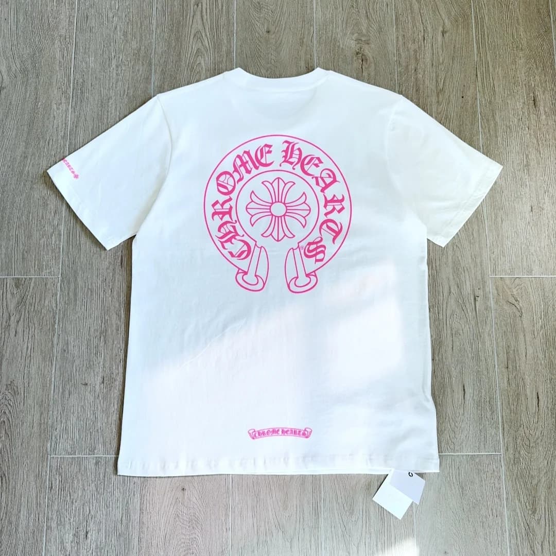 Белая футболка Chrome Hearts с розовым принтом подковы на спине
