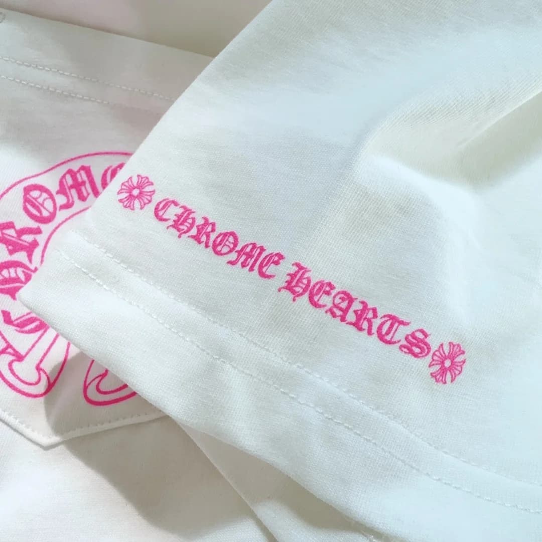 Розовый текстовый принт Chrome Hearts на рукаве